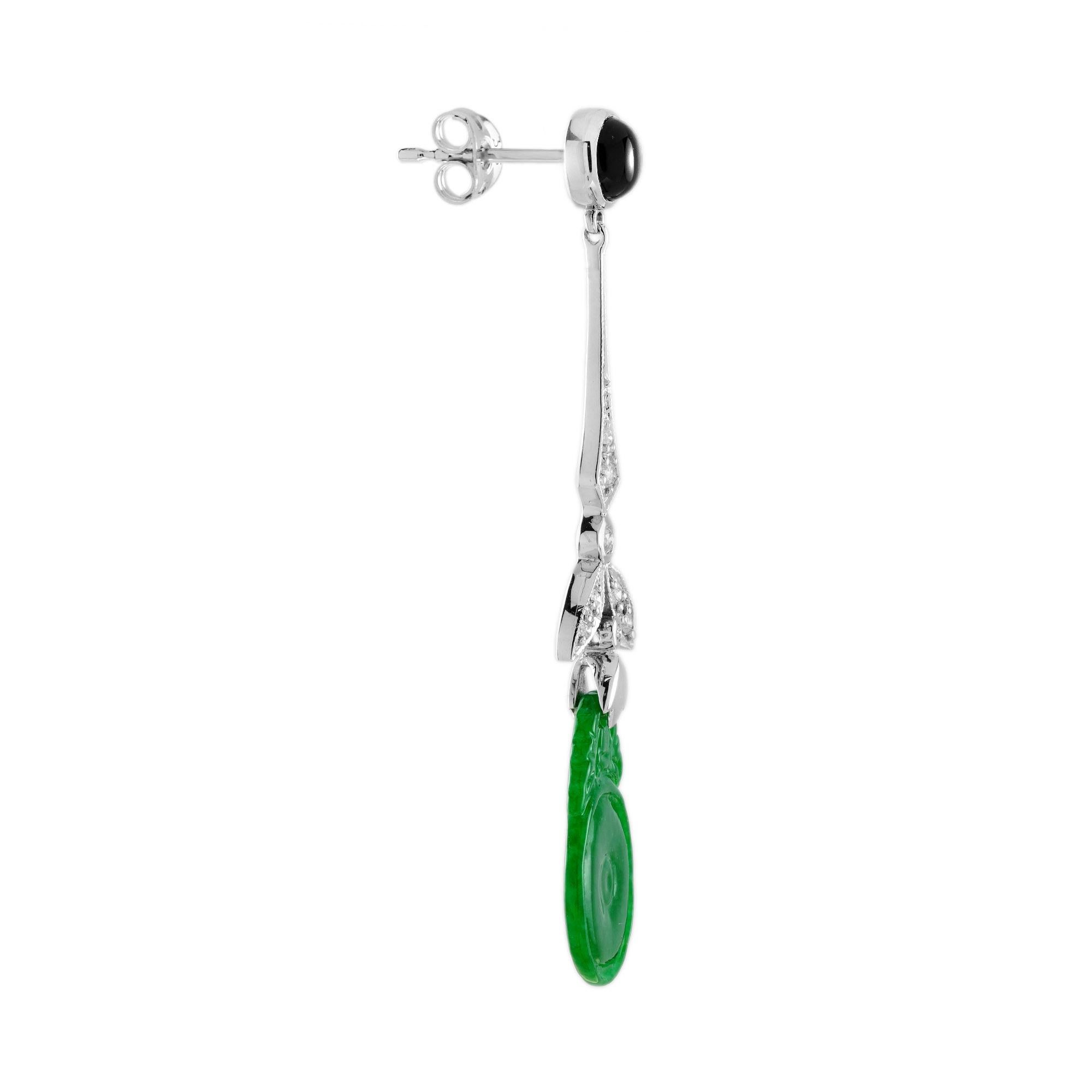 Die natürliche Jade in diesen schönen Ohrringen hat eine ganz besondere Form. Beide Stücke haben eine kräftige grüne Farbe und gut orangefarbene Fruchtschnitzereien. Die Jade hängt in einer Fassung aus 9 Karat Weißgold mit einem Diamantblatt und