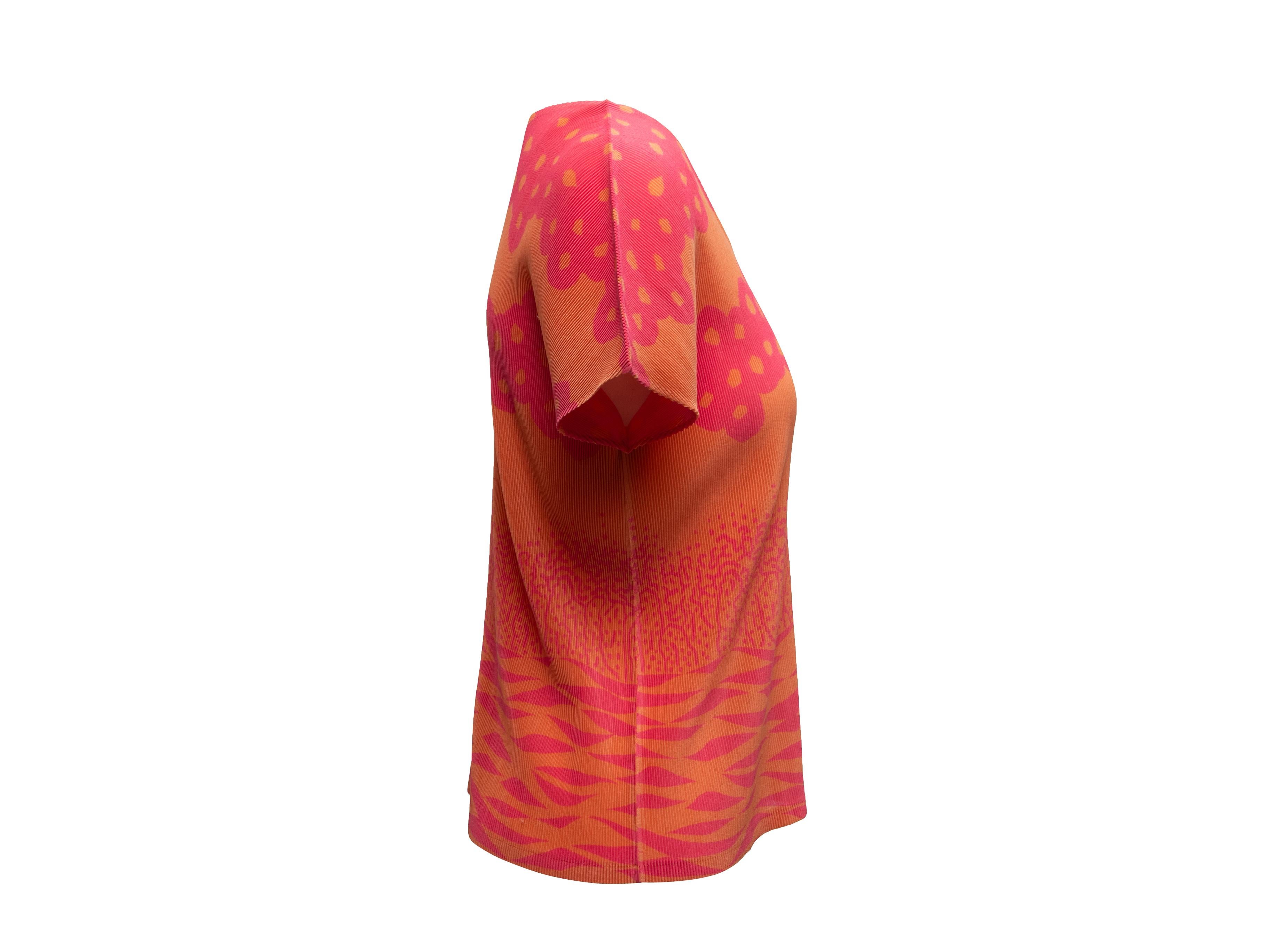 Detalles del producto: Camiseta de manga corta con estampado abstracto naranja y fucsia de Pleats Please Issey Miyake. Cuello redondo. Pecho de 36