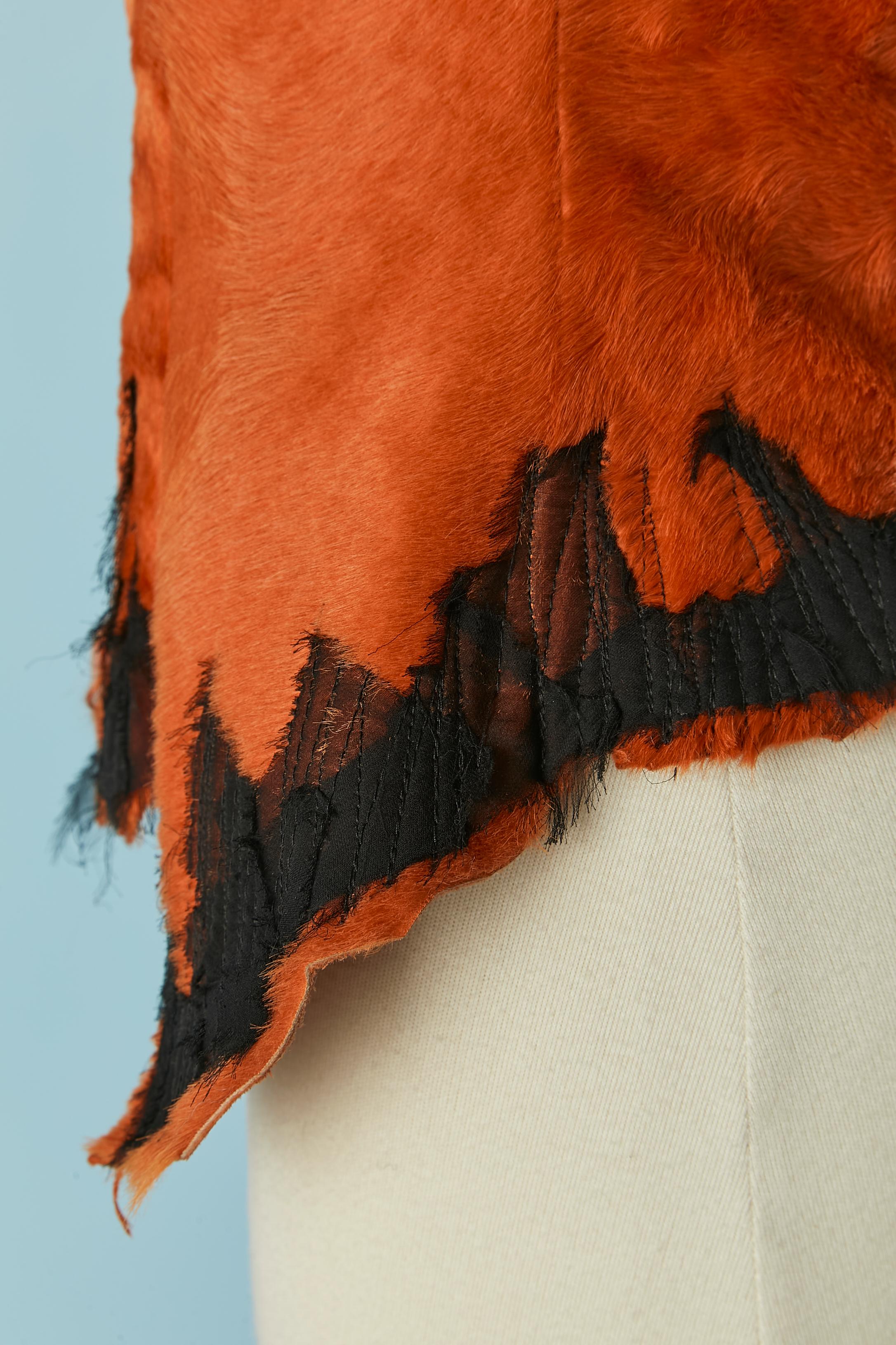 Orangefarbene Pelzweste mit Reißverschluss und Steppstich am Rand von Oscar Carvallo  Damen im Angebot