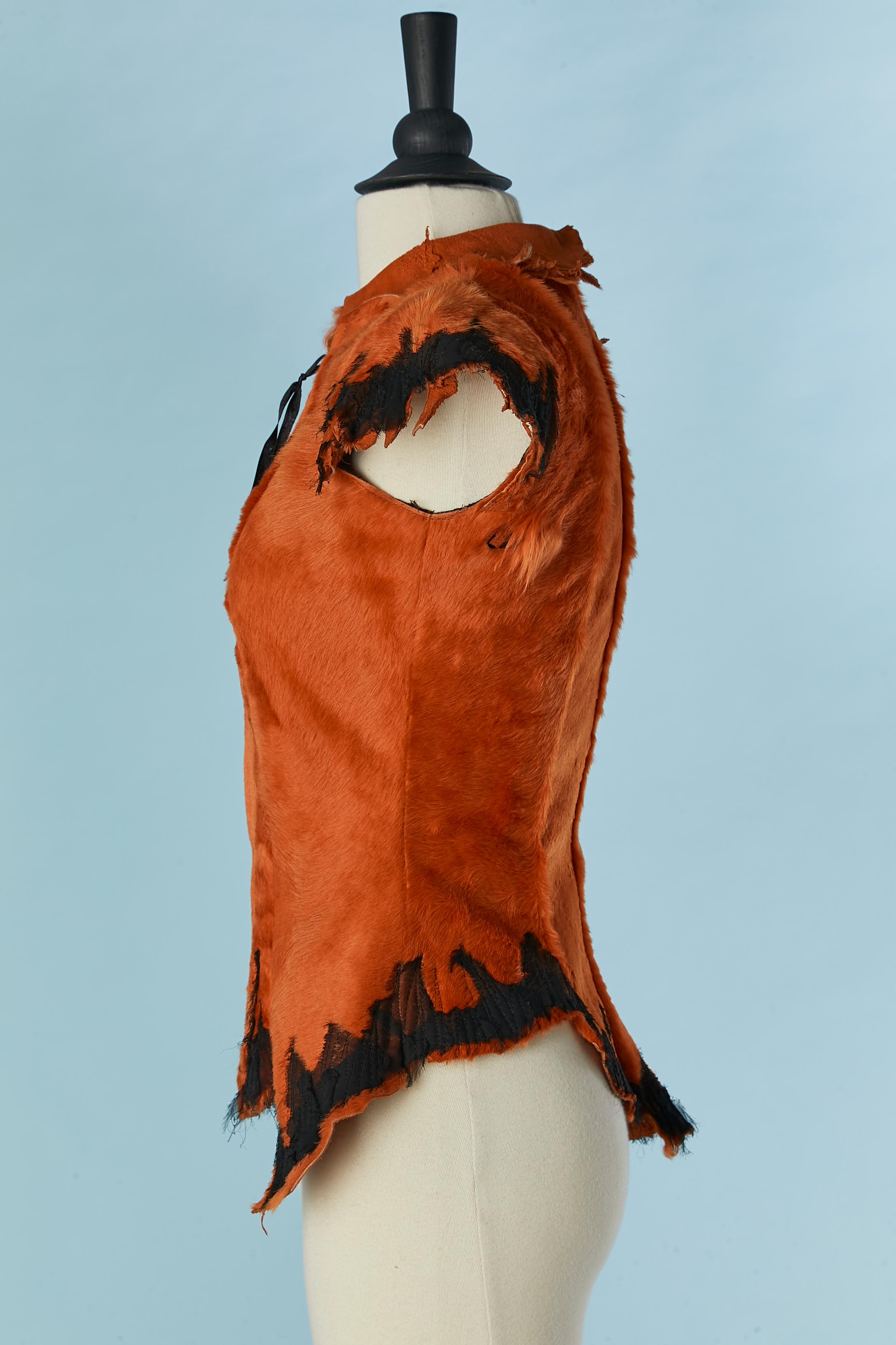 Orangefarbene Pelzweste mit Reißverschluss und Steppstich am Rand von Oscar Carvallo  im Angebot 1