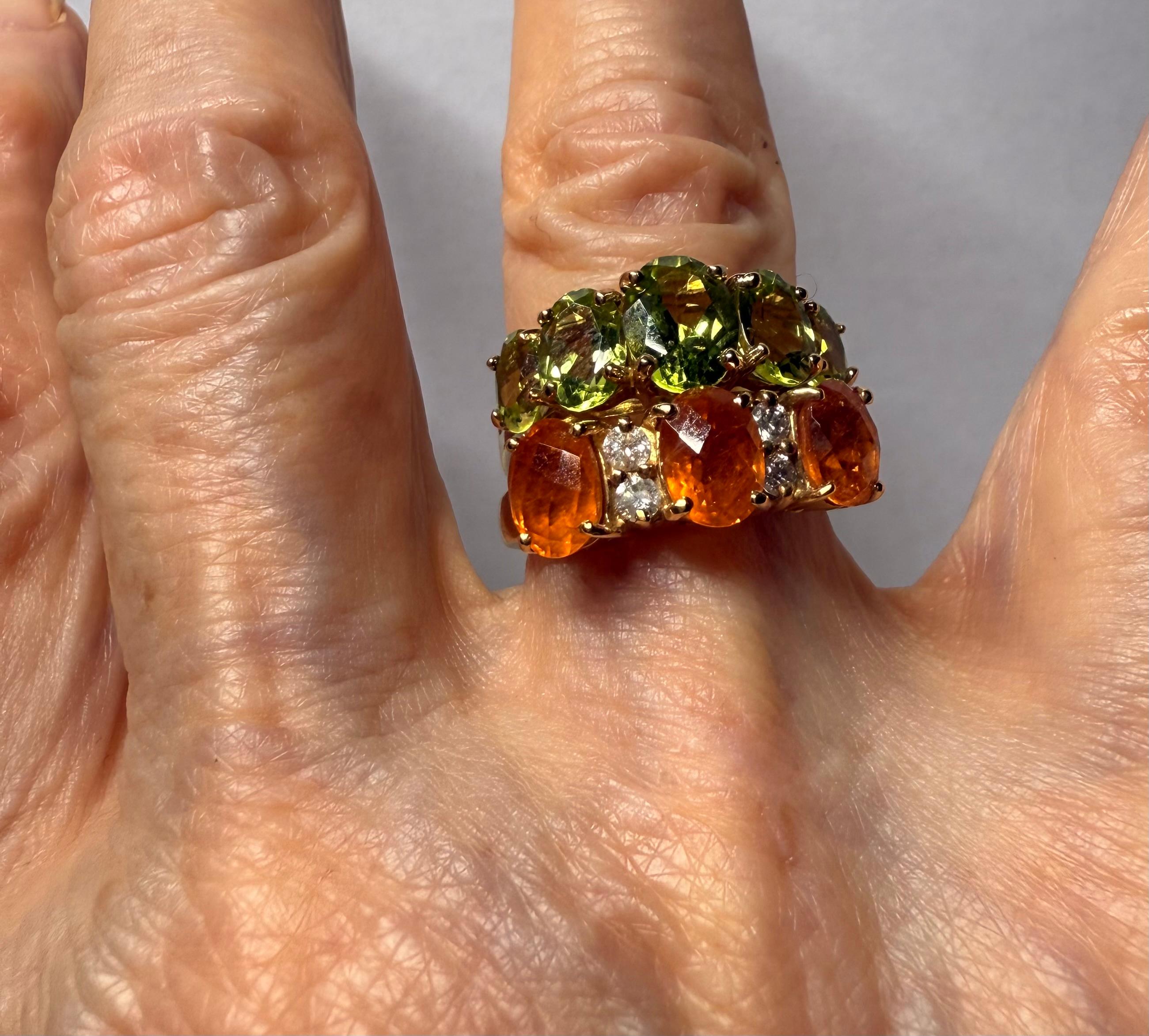 Un tesoro della natura, il granato arancione è conosciuto come spessartino o spessartina. La pietra è di un arancione tenue, qui sfaccettata e abbinata a diamanti di vecchia estrazione e di transizione che brillano. Le gemme presentano generalmente