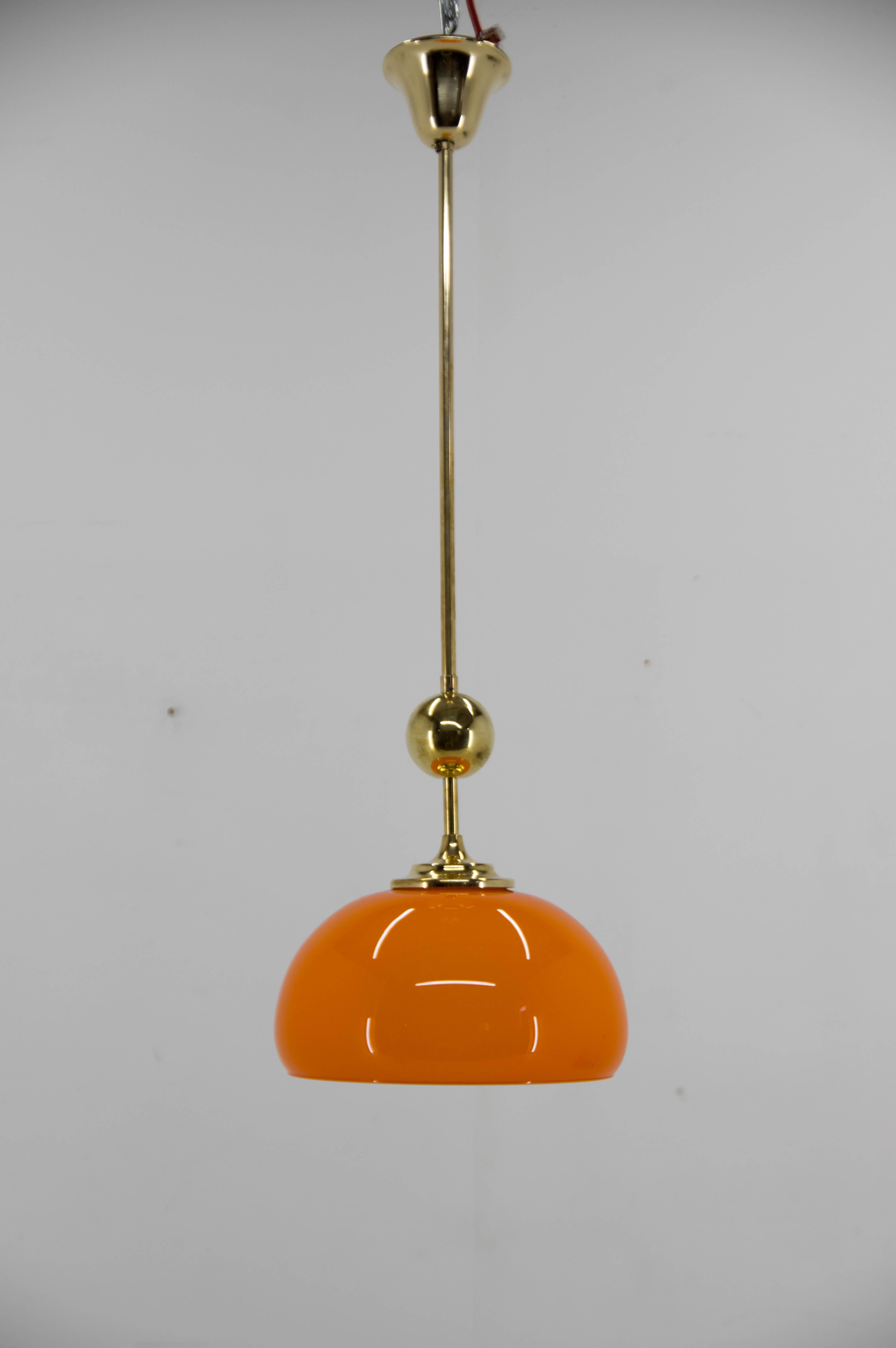 Orange pendant made in Czechoslovakia in 1980s.
Restored: brass refinished and polished.
Orange glass without any damage.
Rewired: 1x100W, E2-E27 bulb
US wiring compatible