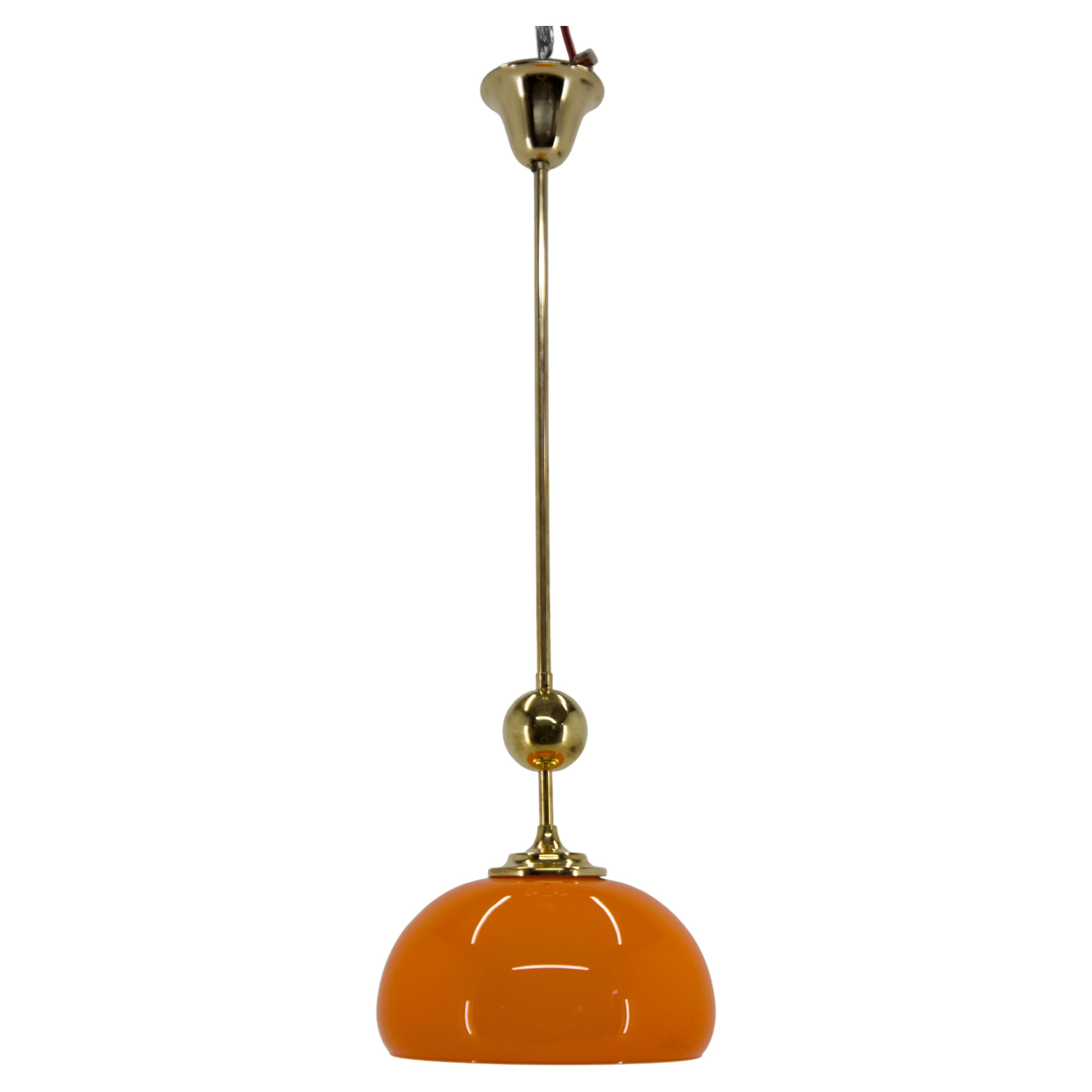 Lampe à suspension en verre orange et laiton, années 1980, restaurée