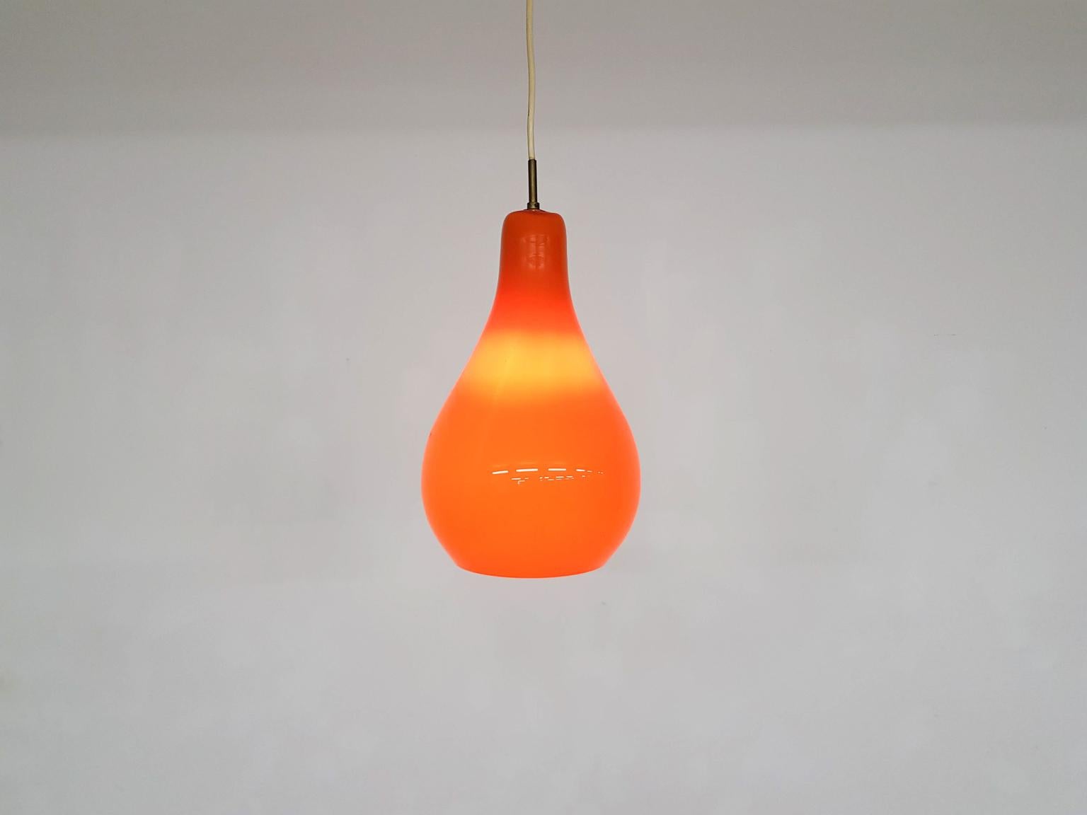 Orange glass pendant light attributed to Gino Vistosi for Venini Murano, circa 1962. 

A beautiful handblown glass pendant lamp from Italy, 1960s. Made of Murano glass.  Lamp gives an amazing warm, orange glow when put on.

Lamp is in good condition