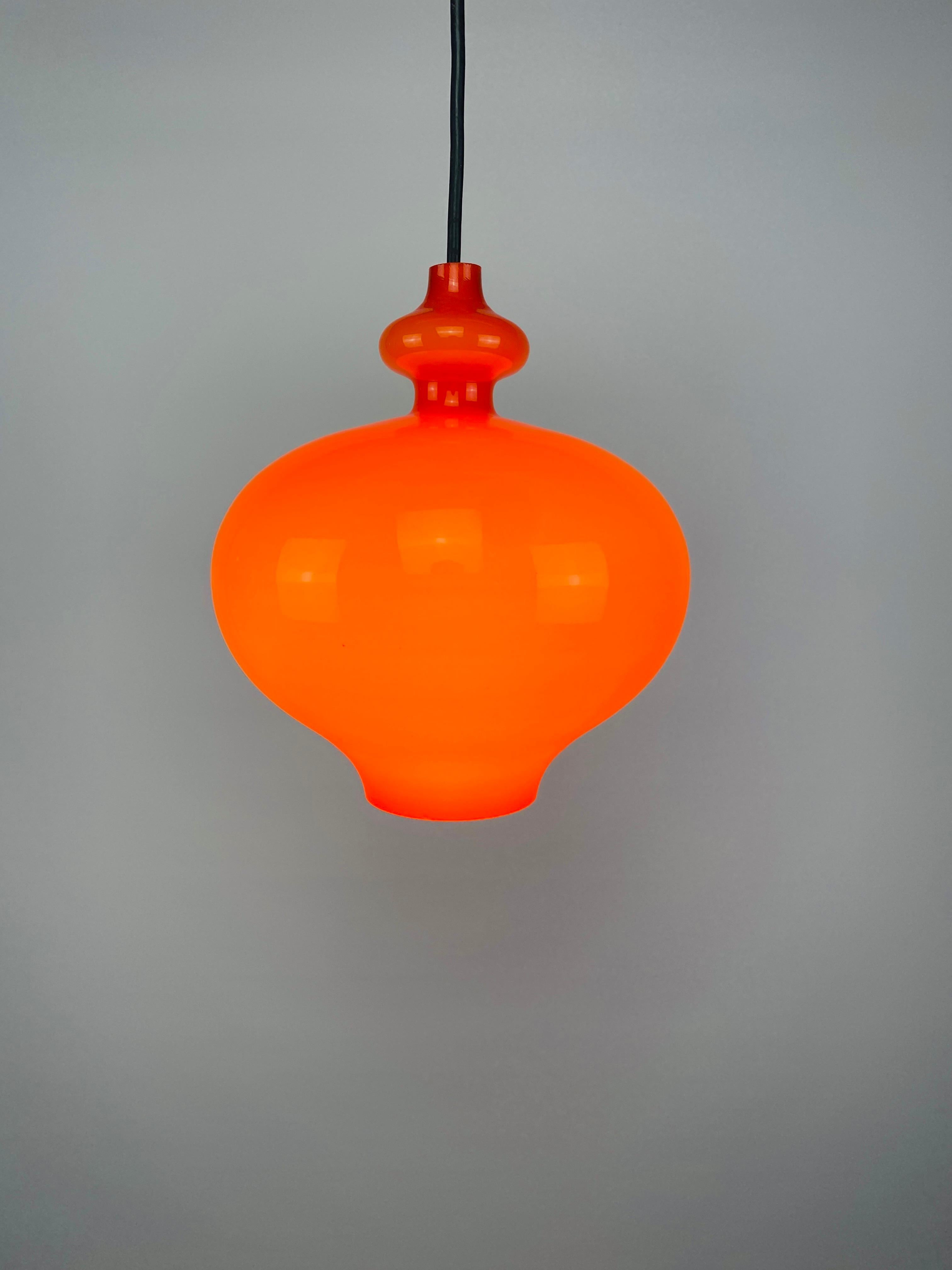 Mid-Century Modern L'une des quatre lampes à suspension en verre orange Oplight de Hans Agne Jakobsson, 1960 en vente