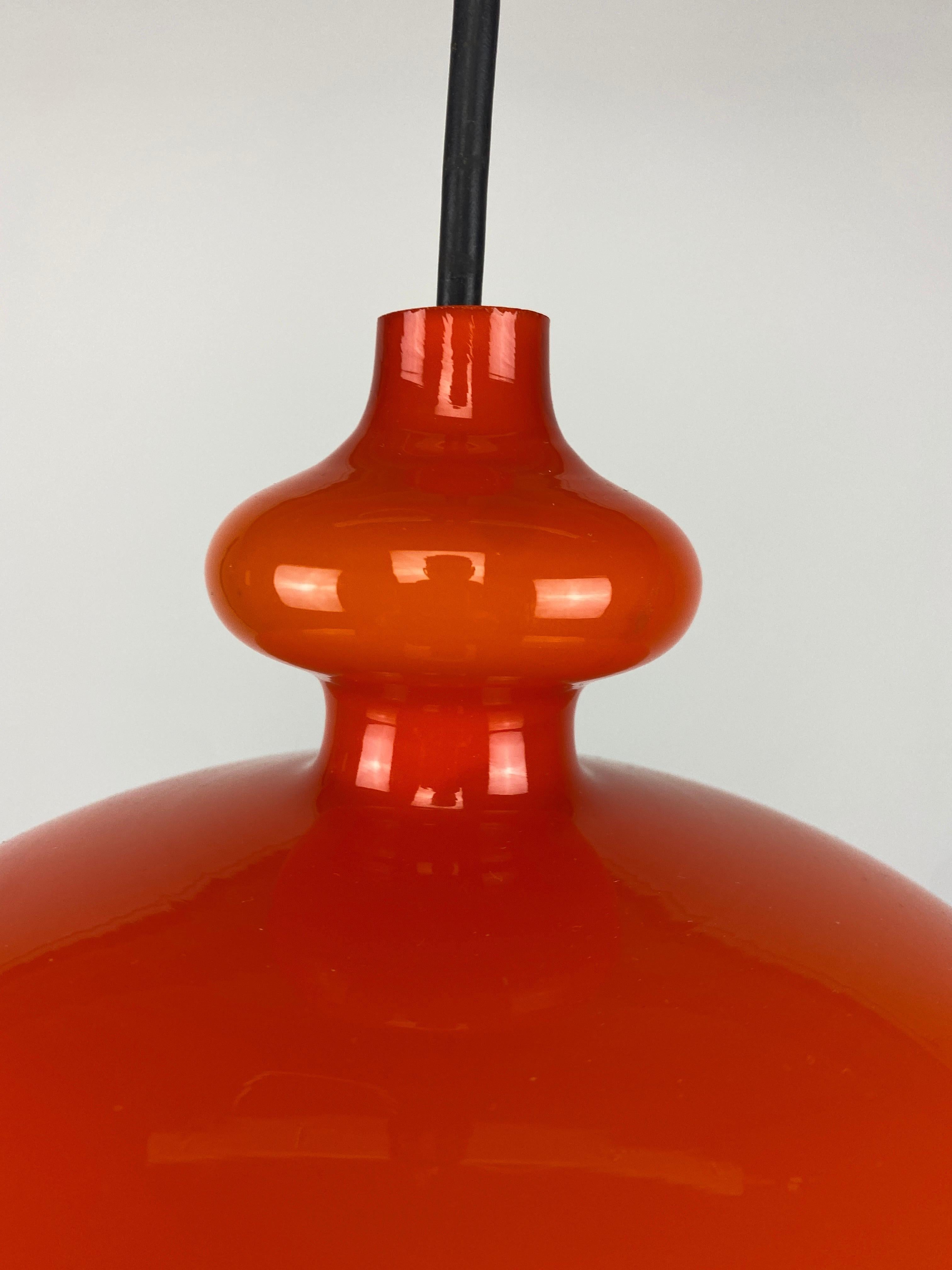 Suédois L'une des quatre lampes à suspension en verre orange Oplight de Hans Agne Jakobsson, 1960 en vente