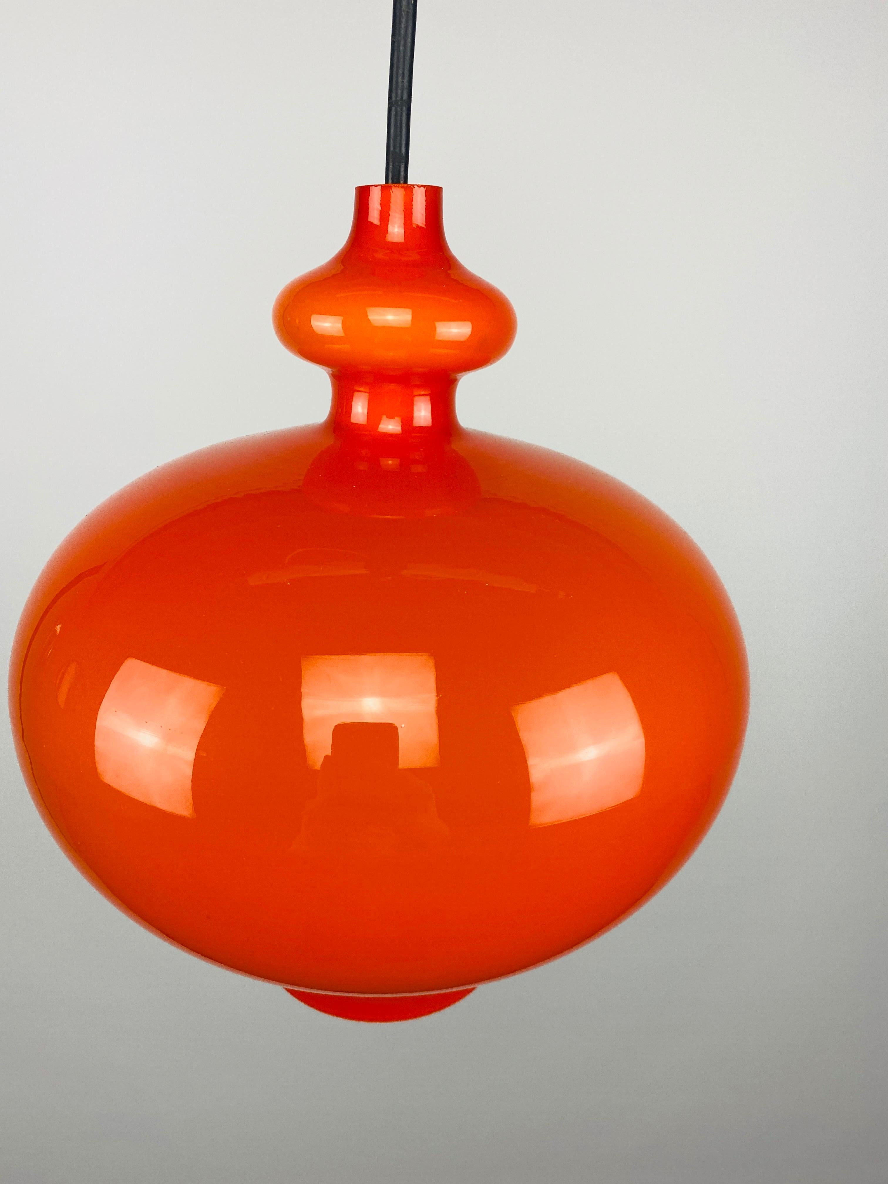 One of four Orange Glass Pendant Light 'Oplight' by Hans Agne Jakobsson 1960 In Excellent Condition For Sale In TERHEIJDEN, NB