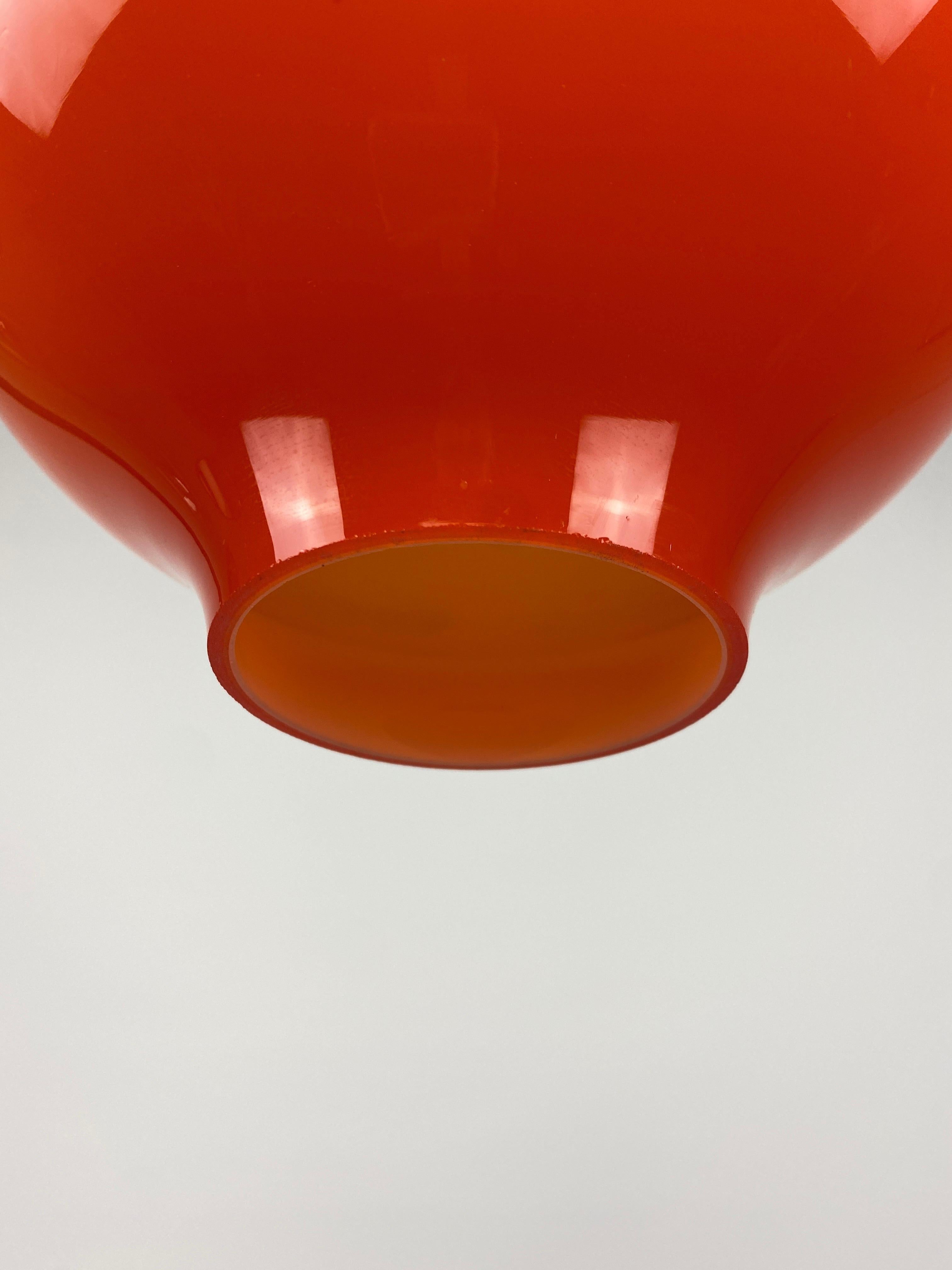 20ième siècle L'une des quatre lampes à suspension en verre orange Oplight de Hans Agne Jakobsson, 1960 en vente