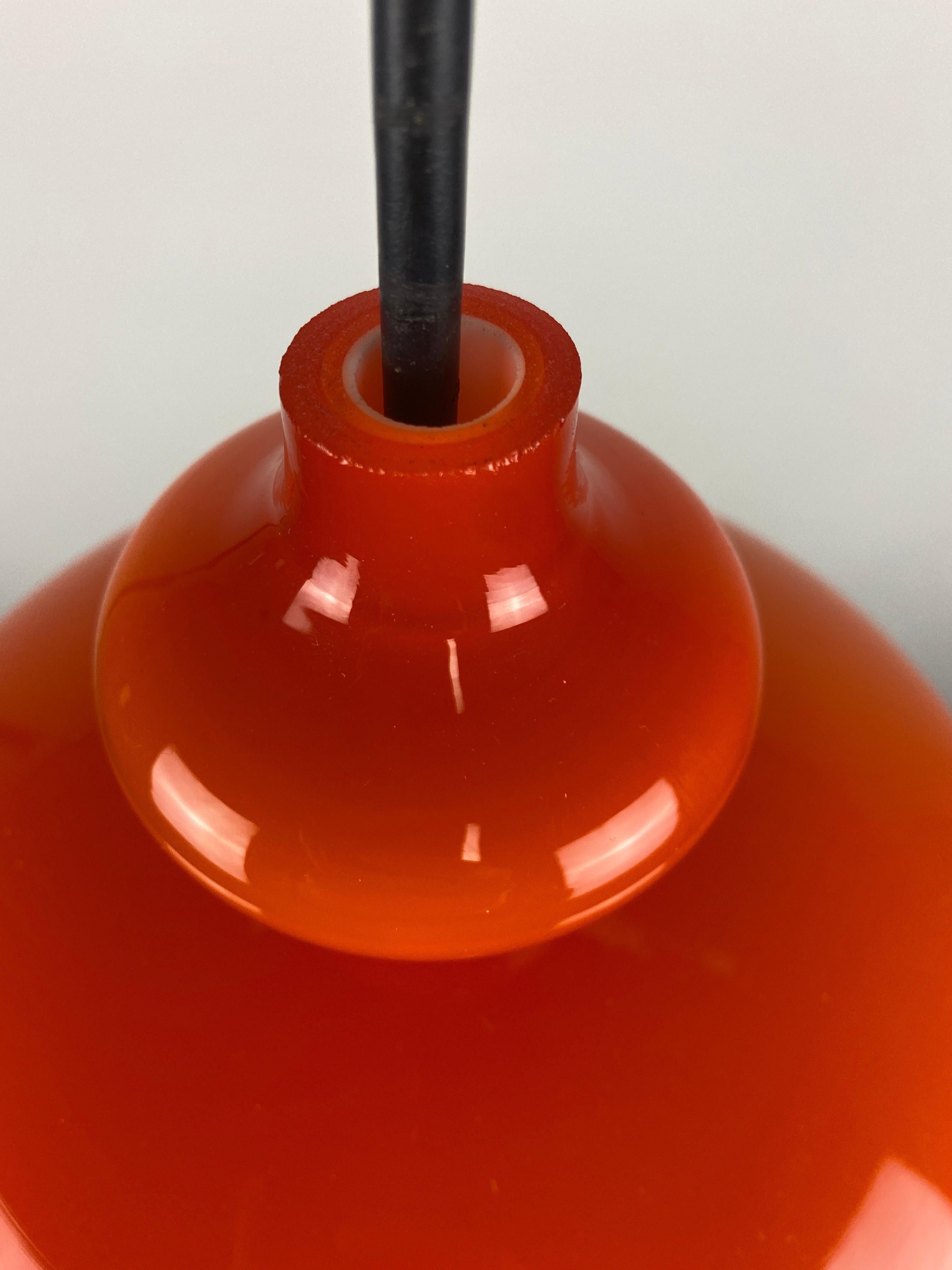 Verre L'une des quatre lampes à suspension en verre orange Oplight de Hans Agne Jakobsson, 1960 en vente