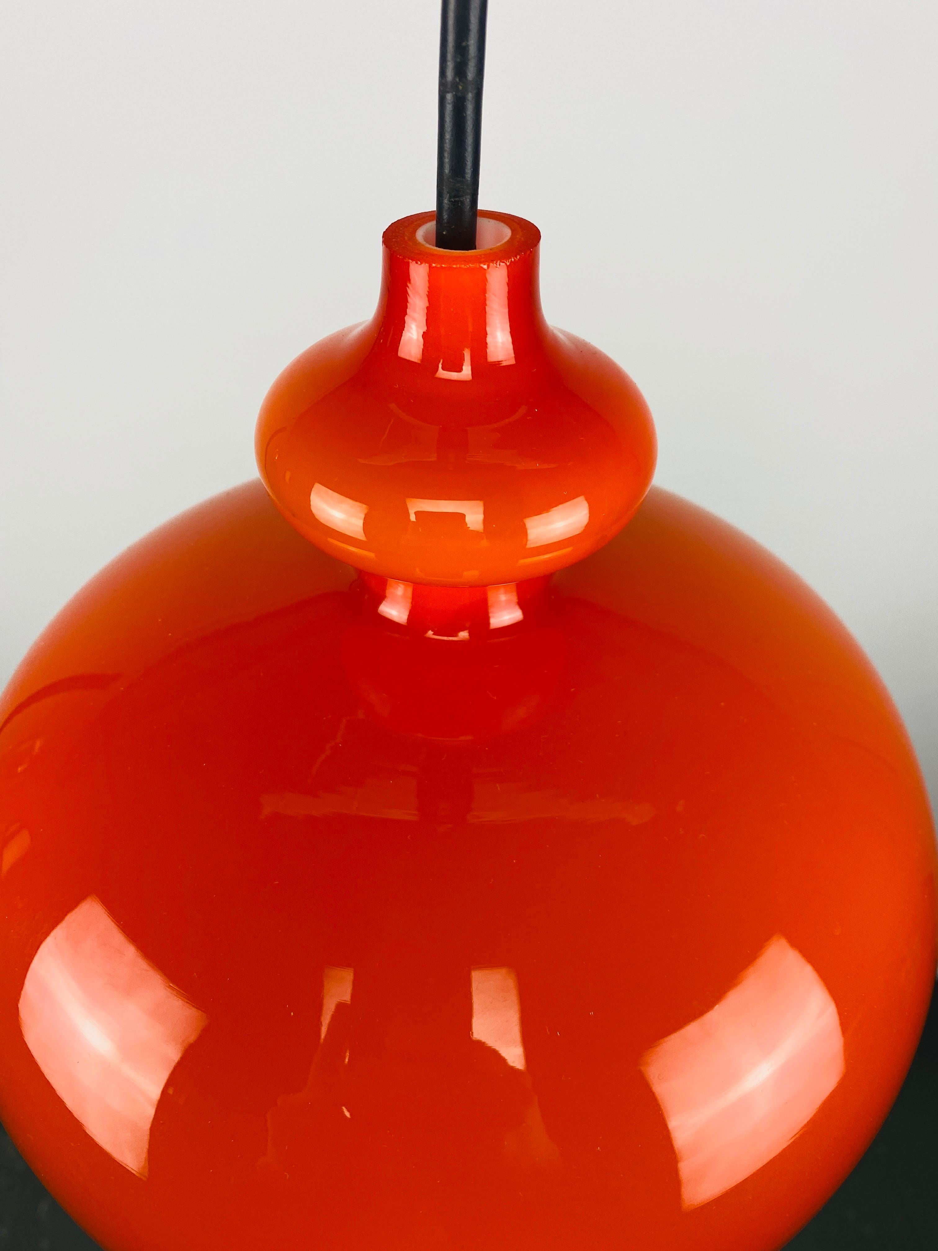 L'une des quatre lampes à suspension en verre orange Oplight de Hans Agne Jakobsson, 1960 en vente 1