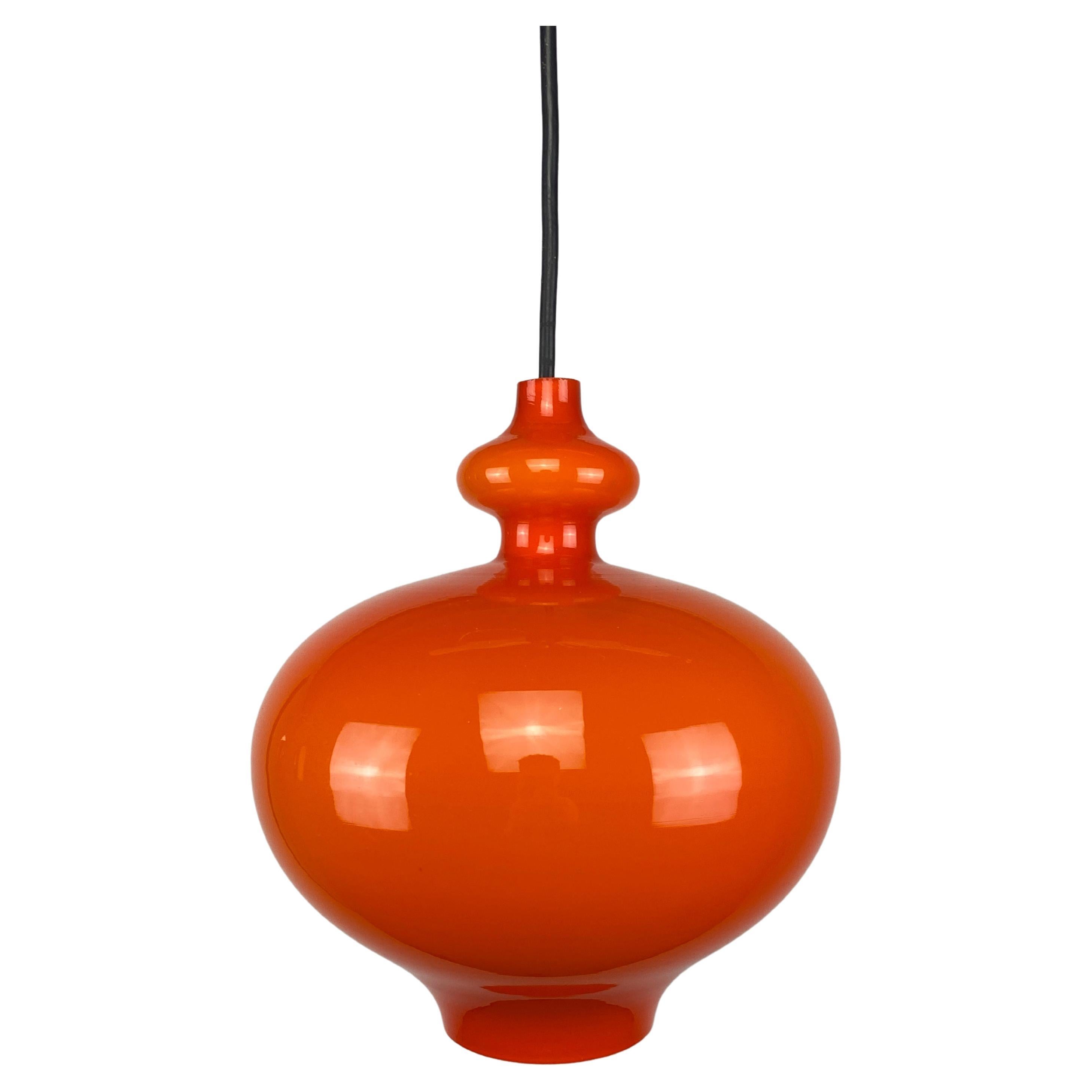 L'une des quatre lampes à suspension en verre orange Oplight de Hans Agne Jakobsson, 1960 en vente
