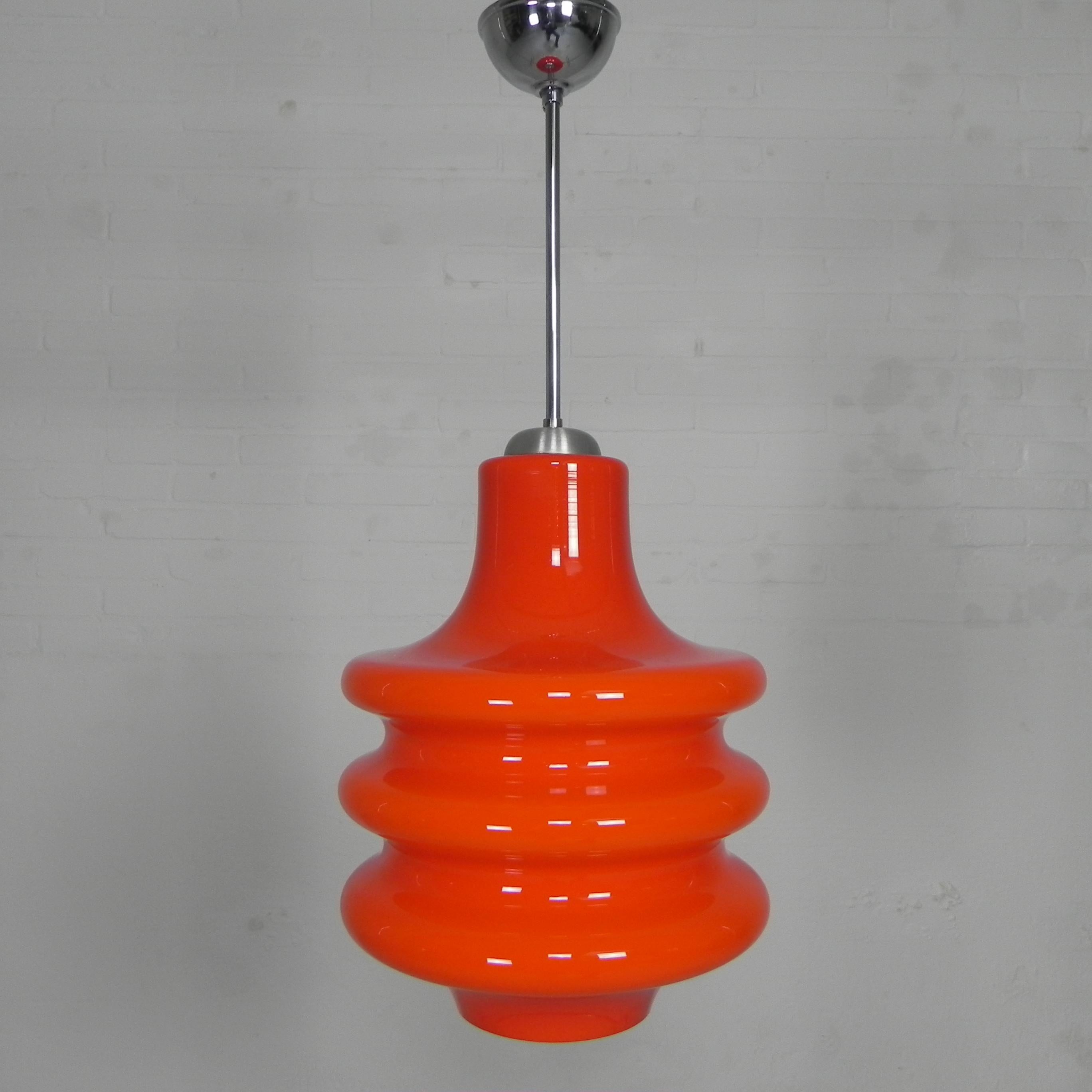 Height: 65 cm.
Ø: 26 cm.
Glass shade height: 32 cm.
The lamp is equipped with new wire and
a large bulb holder (E27).
Origin: Germany, 1970s.
Material: glass.
All our lamps are suitable for LED lamps.