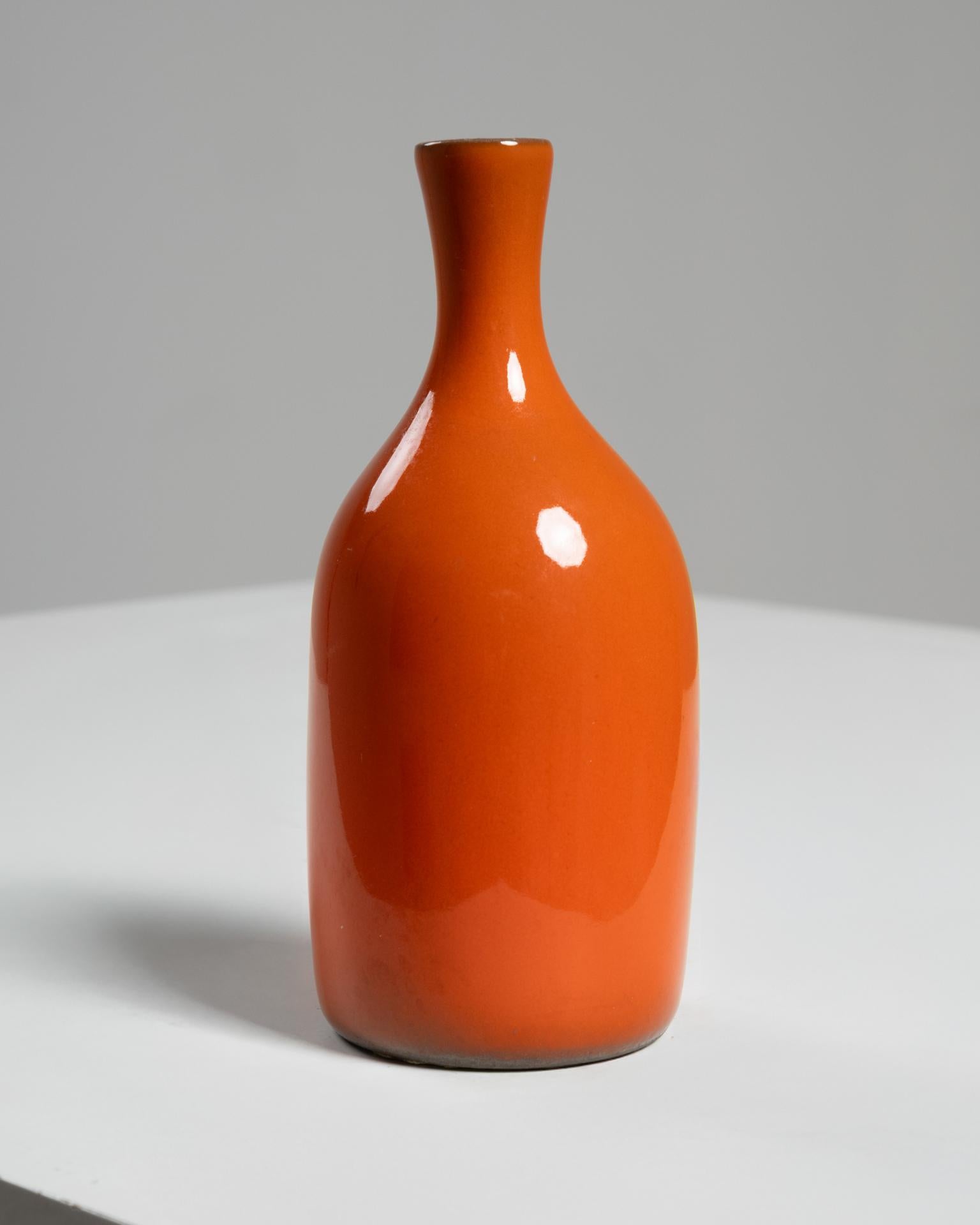 Presentamos aquí un refinado jarrón de cerámica esmaltada naranja de los aclamados ceramistas franceses Jacques (1926-2008) y Dani (1933-2010) Ruelland, fabricado en Francia hacia 1960. Compacta y elegante, esta pieza mide 14 cm de altura y 6 cm de