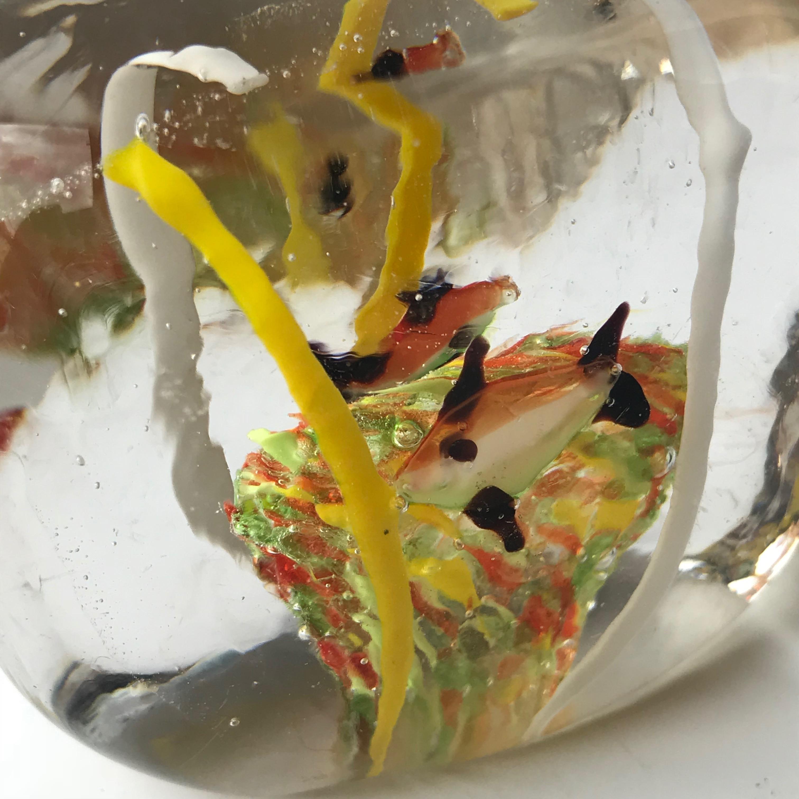 Italienische Aquarium-Block-Skulptur aus Kunstglas in Orange, Gold und Fischform, Cenedese Murano (Moderne der Mitte des Jahrhunderts) im Angebot