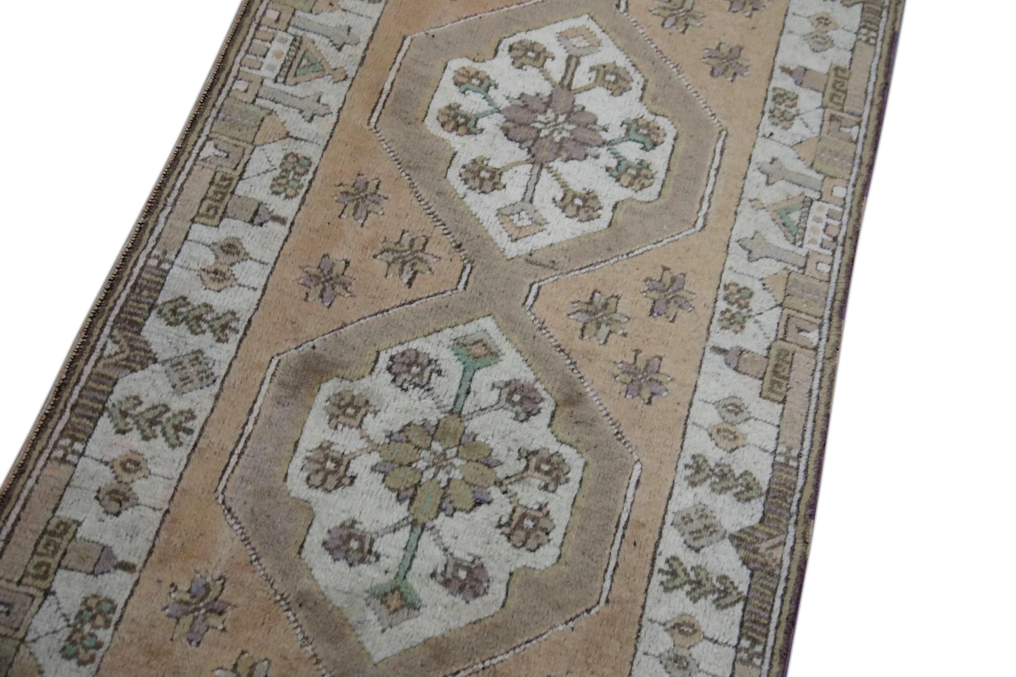 Wir präsentieren einen einzigartigen türkischen Teppich aus handgeknüpfter Wolle, der von geschickten Kunsthandwerkern mit Hilfe traditioneller, über Generationen weitergegebener Techniken sorgfältig hergestellt wird. Dieser exquisite Teppich rühmt