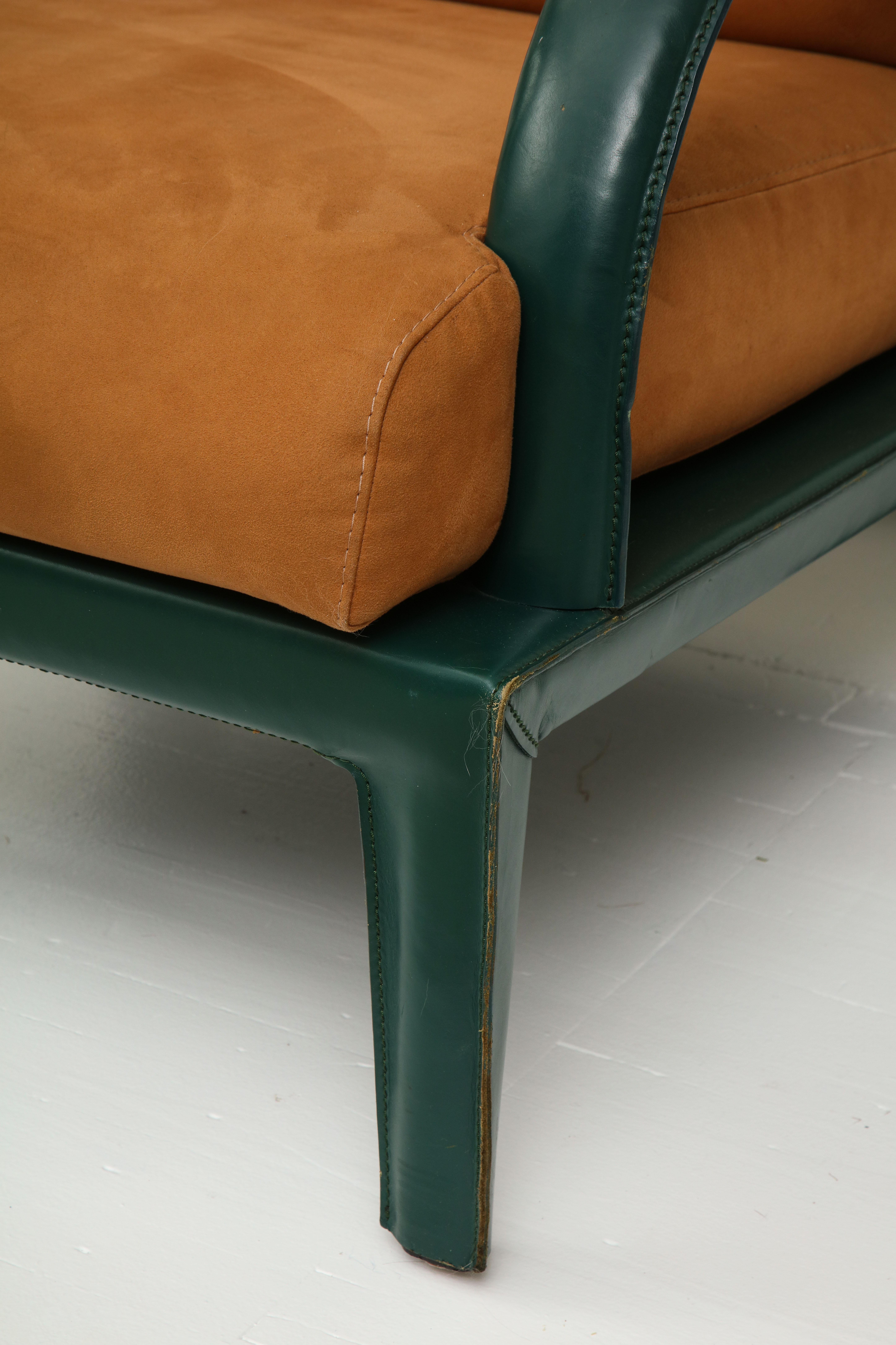 Von Hermes inspirierte Sessel aus braunem, grünem Leder mit Sattelnähten, 1980er Jahre, Frankreich (Französisch) im Angebot