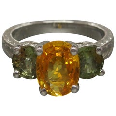 Bague à trois pierres en saphir orange et vert