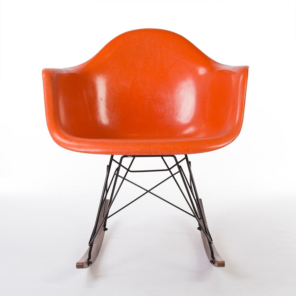 The bright orange shell with visible fibers sits perfectly on top of the black wired RAR walnut base, completing this iconic rocking chair that’s been a favourite amongst homeowners for generations. This Herman Miller Eames RAR arm shell chair is a