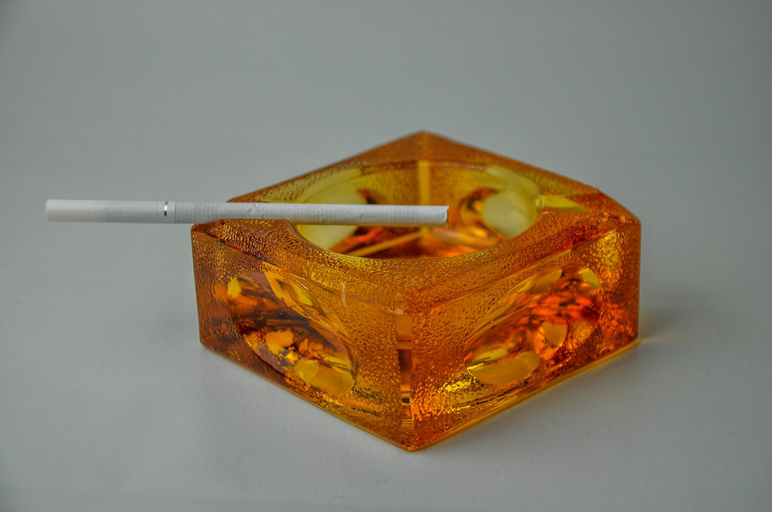 Superb and rare orange magnifying ashtray designed and produced by antonio imperatore in italy in the 1970s. Ashtray in square frosted murano glass with a magnifying effect on its corners, handcrafted by venetian master glassmakers. Decorative