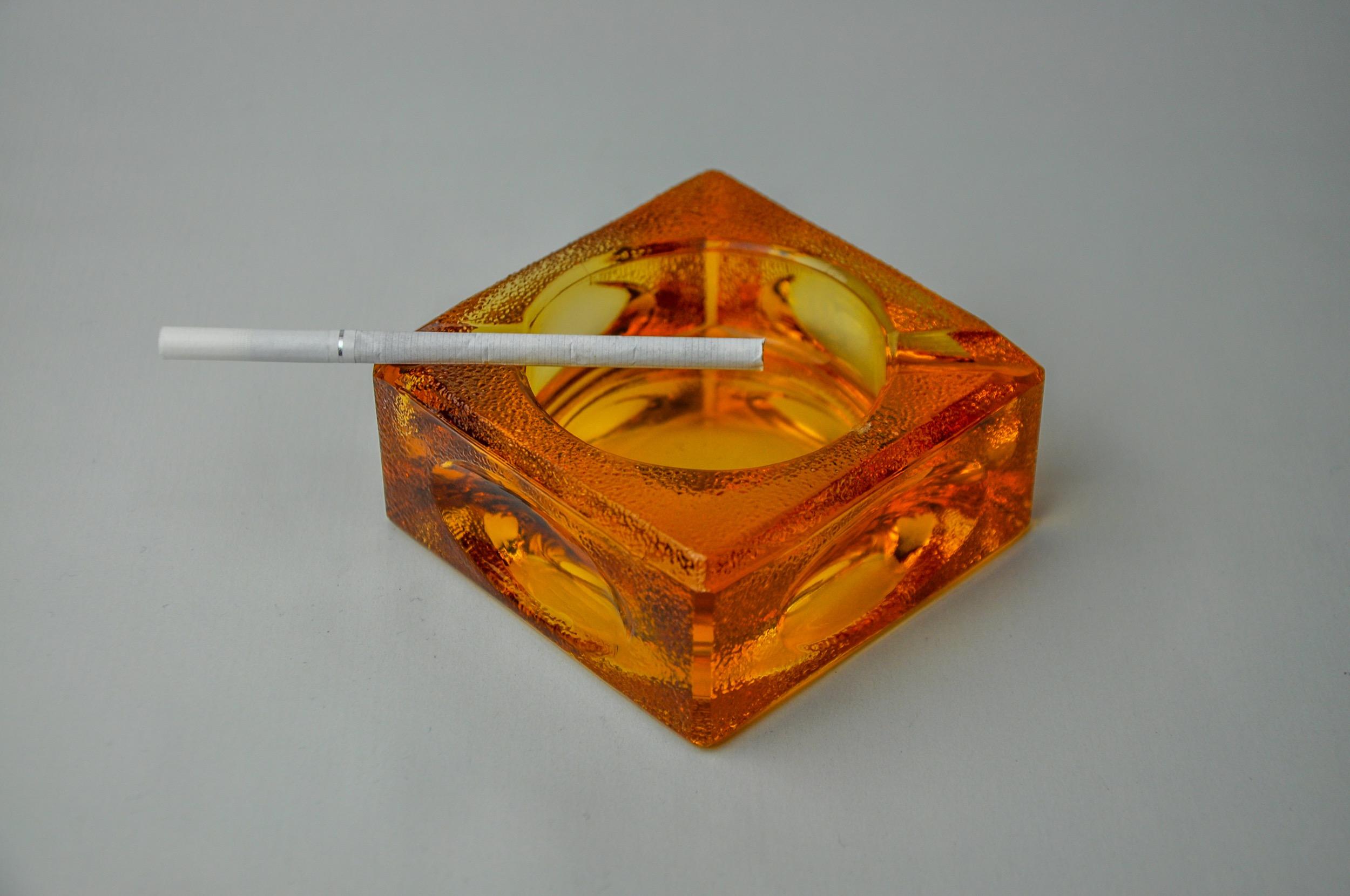 Superb and rare orange ice cube ashtray designed and produced by Antonio Imperatore in Italy in the 1970s. Square Murano glass ashtray with a magnifying glass and frosted effect on its corners, handcrafted by Venetian master glassmakers. Decorative