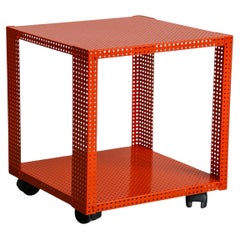 Mesa auxiliar de metal industrial naranja con ruedas