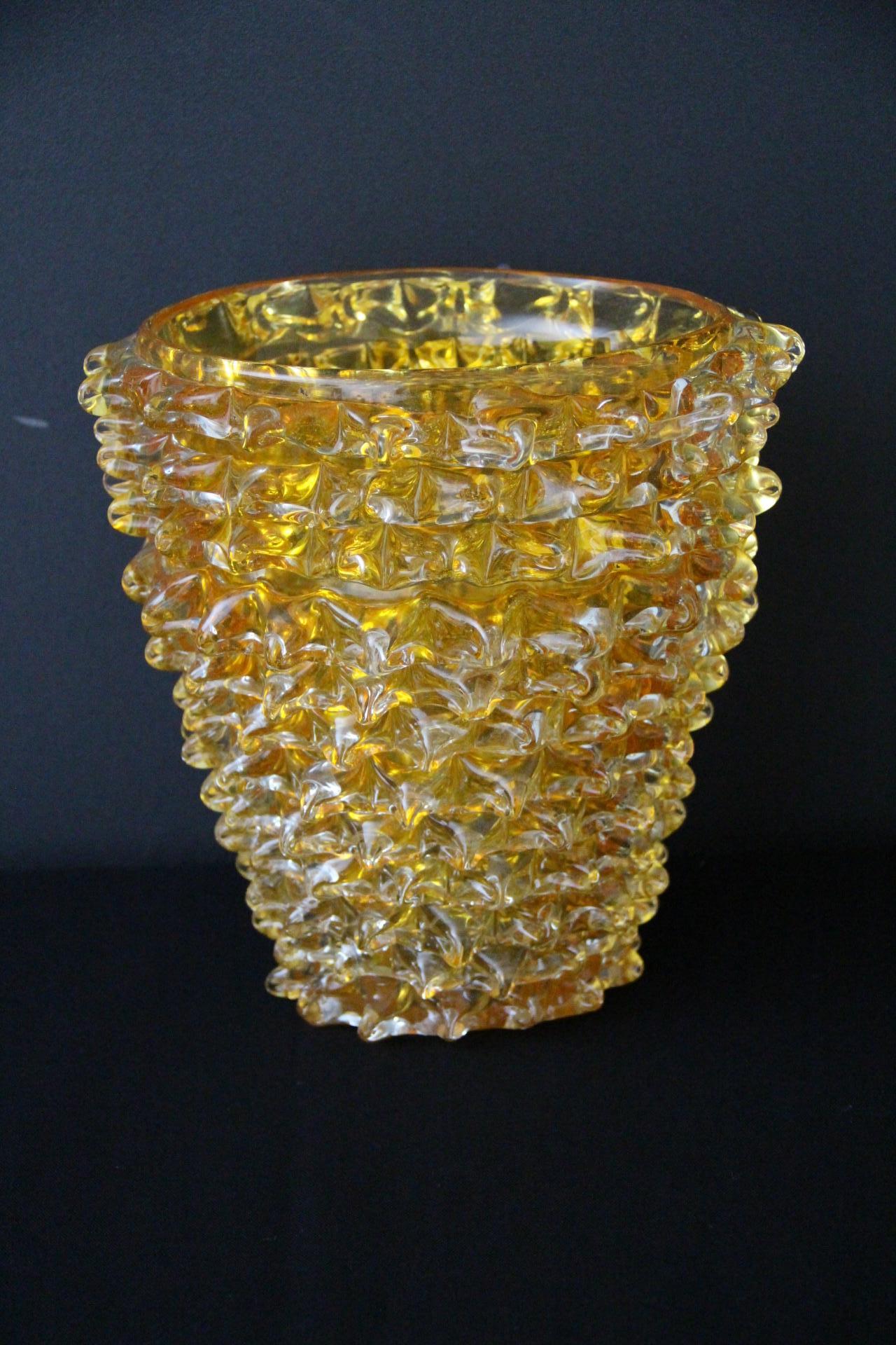Este jarrón de cristal de Murano es impresionante y su color es muy vivo. Su color es muy poco habitual, ya que es naranja albaricoque intenso . Toda ella está decorada a mano con la técnica del rostrato: se han estirado individualmente espigas de