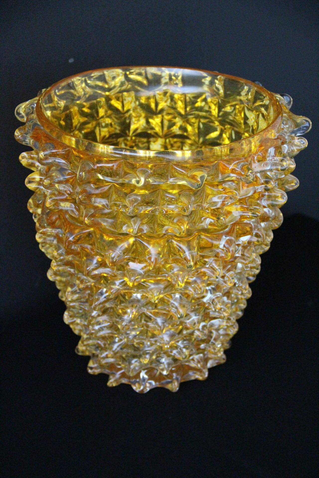 Jarrón de Cristal de Murano Iridiscente Naranja con Decoración de Espigas Rostrato en Estilo Barovier Moderno de mediados de siglo en venta