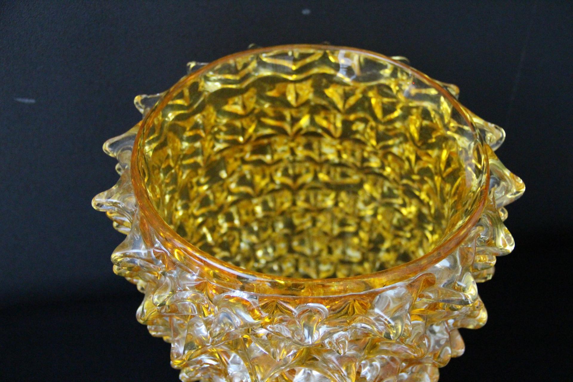 Jarrón de Cristal de Murano Iridiscente Naranja con Decoración de Espigas Rostrato en Estilo Barovier Italiano en venta