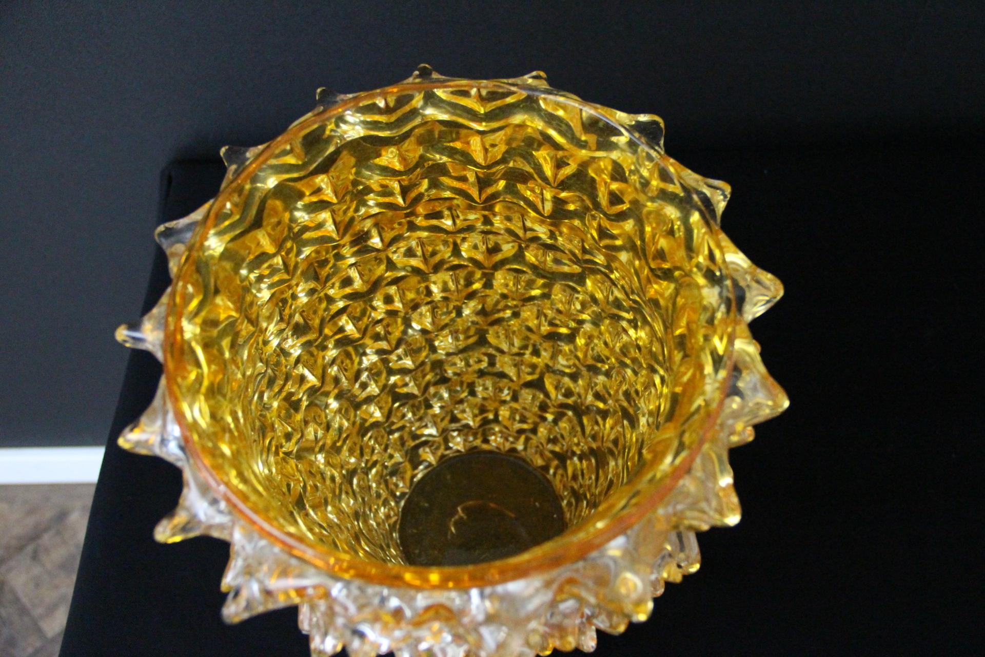 Jarrón de Cristal de Murano Iridiscente Naranja con Decoración de Espigas Rostrato en Estilo Barovier Siglo XXI y contemporáneo en venta