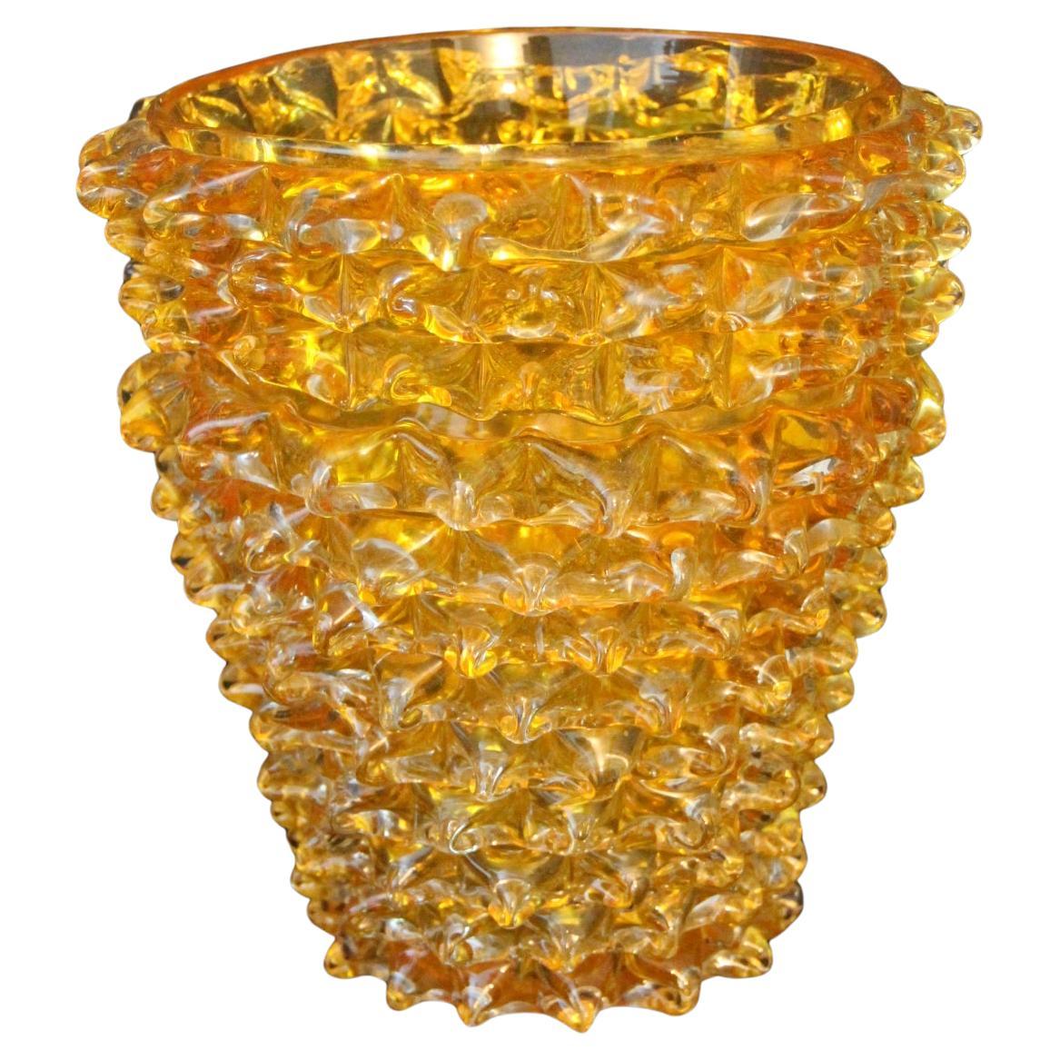 Jarrón de Cristal de Murano Iridiscente Naranja con Decoración de Espigas Rostrato en Estilo Barovier en venta