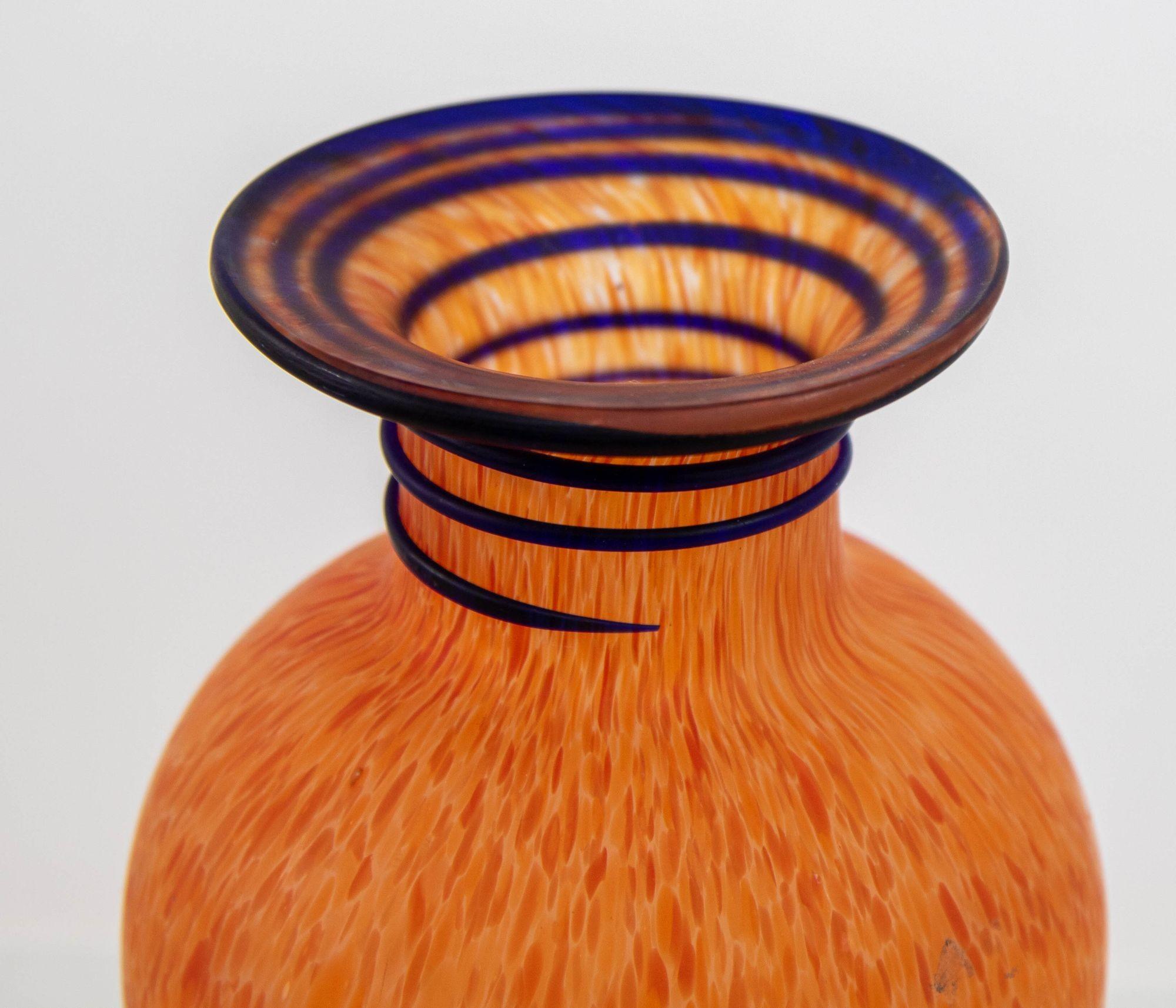 Vase italien soufflé de Murano en verre dépoli orange en vente 5
