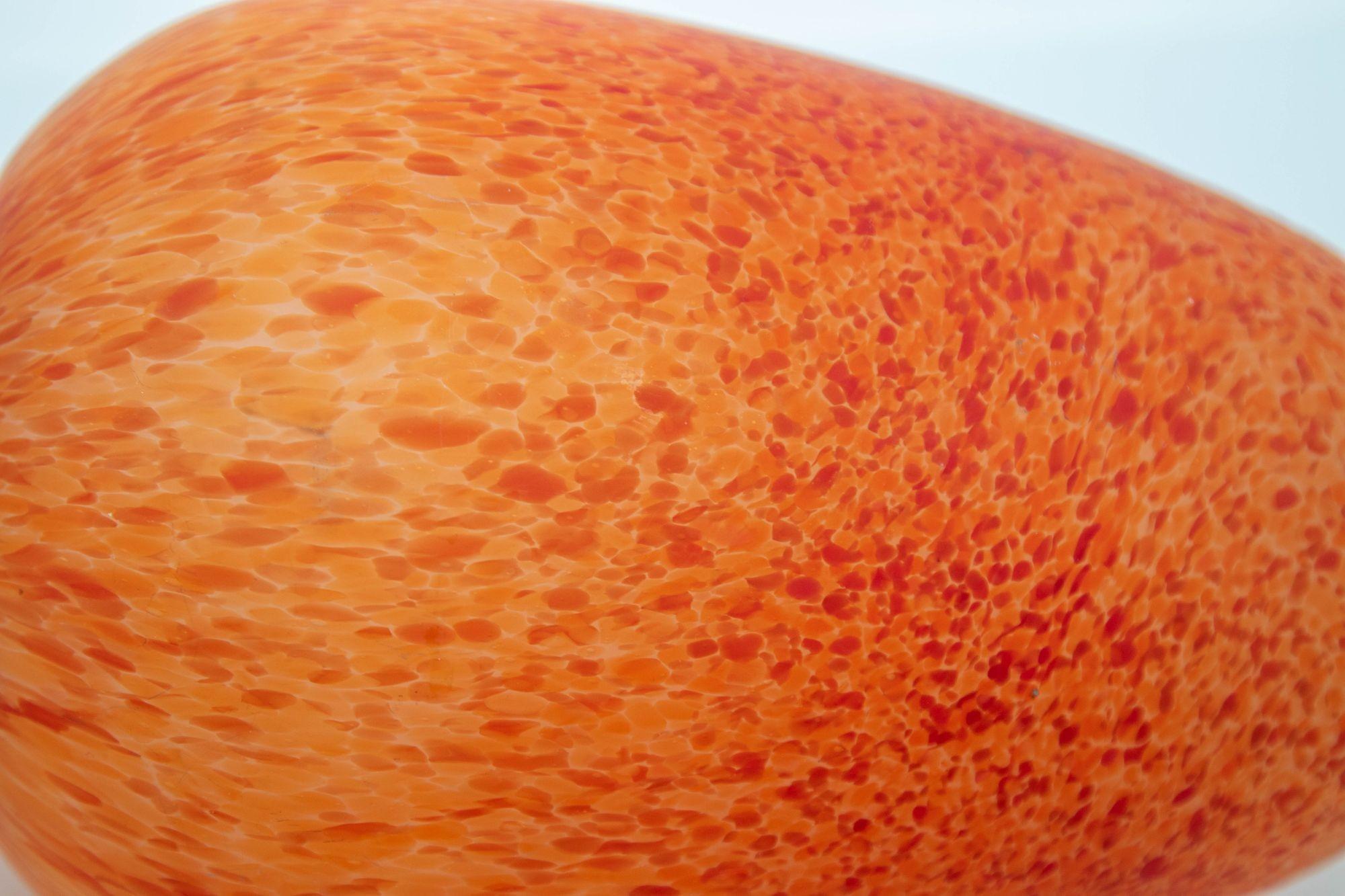 20ième siècle Vase italien soufflé de Murano en verre dépoli orange en vente