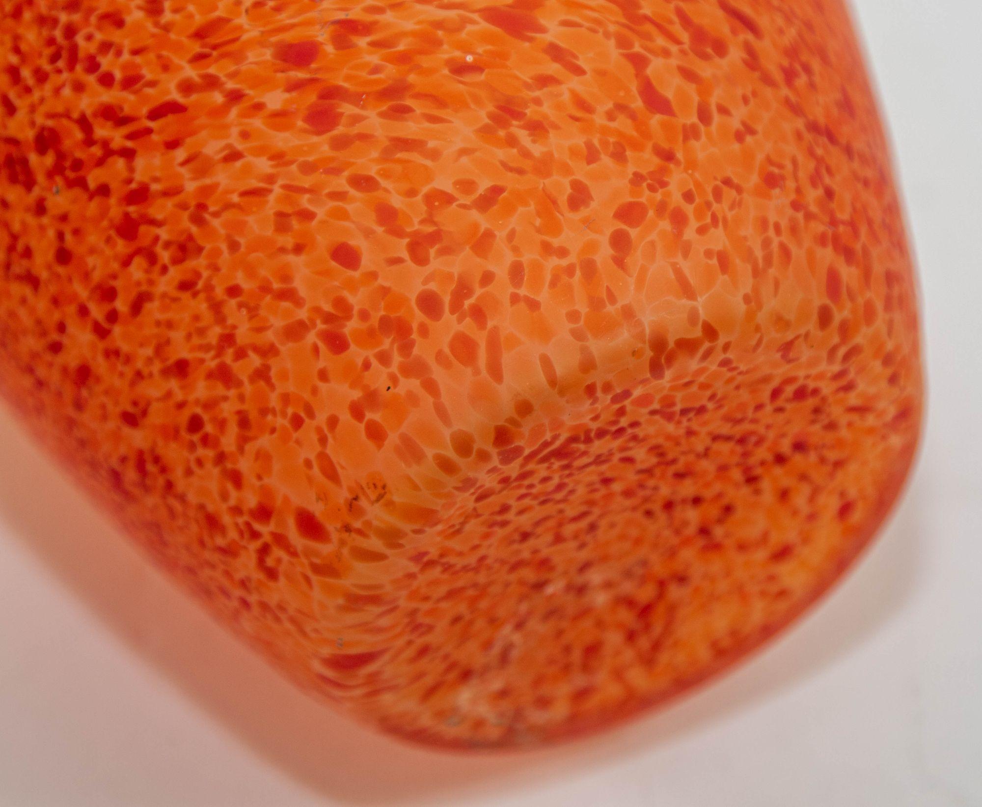 Vase italien soufflé de Murano en verre dépoli orange en vente 2
