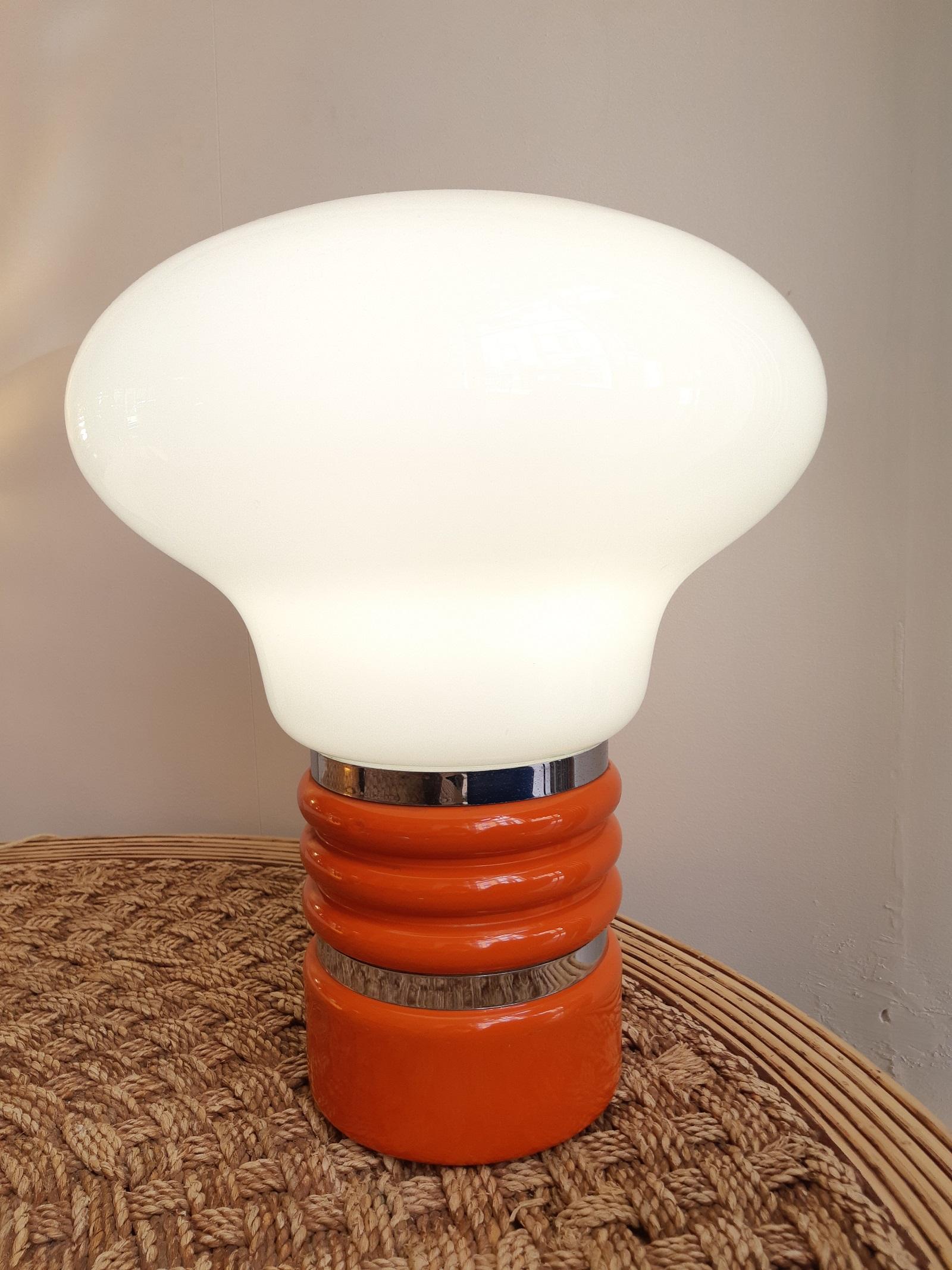 Orangefarbene italienische Glühlampe von Enrico Tronconi 1970er Jahre Space Age

Lampe in Glühbirnenform, entworfen von dem Italiener Enrico Tronconi
Orange emaillierter Metallsockel, weißes Opalglas
Maße: Höhe 43 cm, Tiefe 34 cm.
2 kleine
