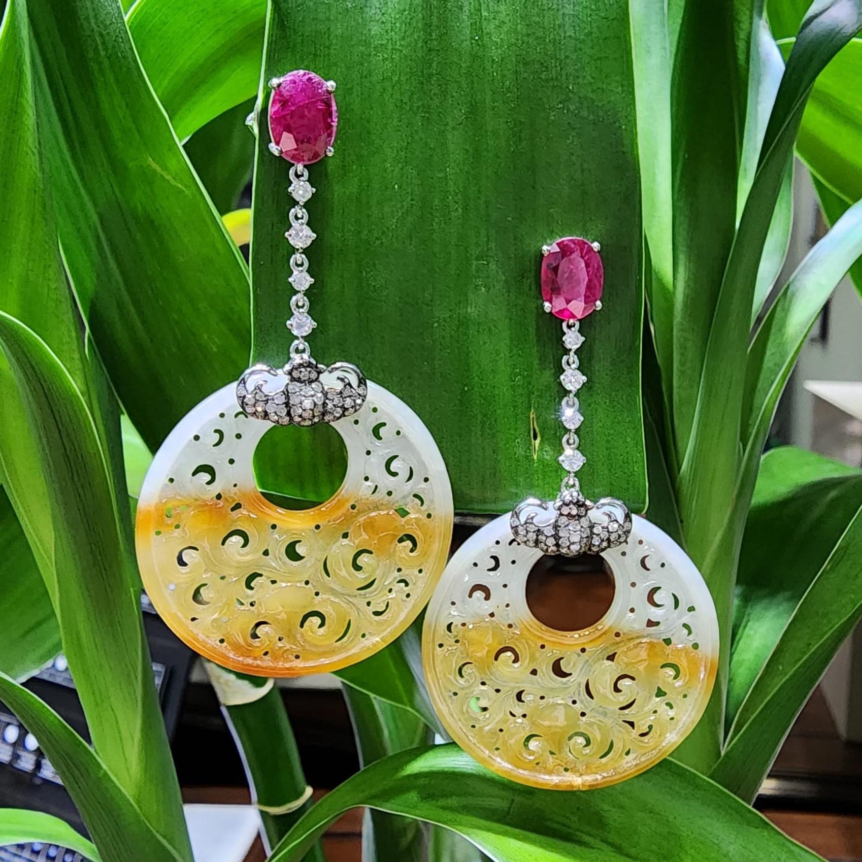 Pendants d'oreilles chandelier en or blanc 18 carats avec jadéite orange, rubis et diamants Neuf à Hong Kong, HK