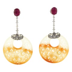 Pendants d'oreilles chandelier en or blanc 18 carats avec jadéite orange, rubis et diamants