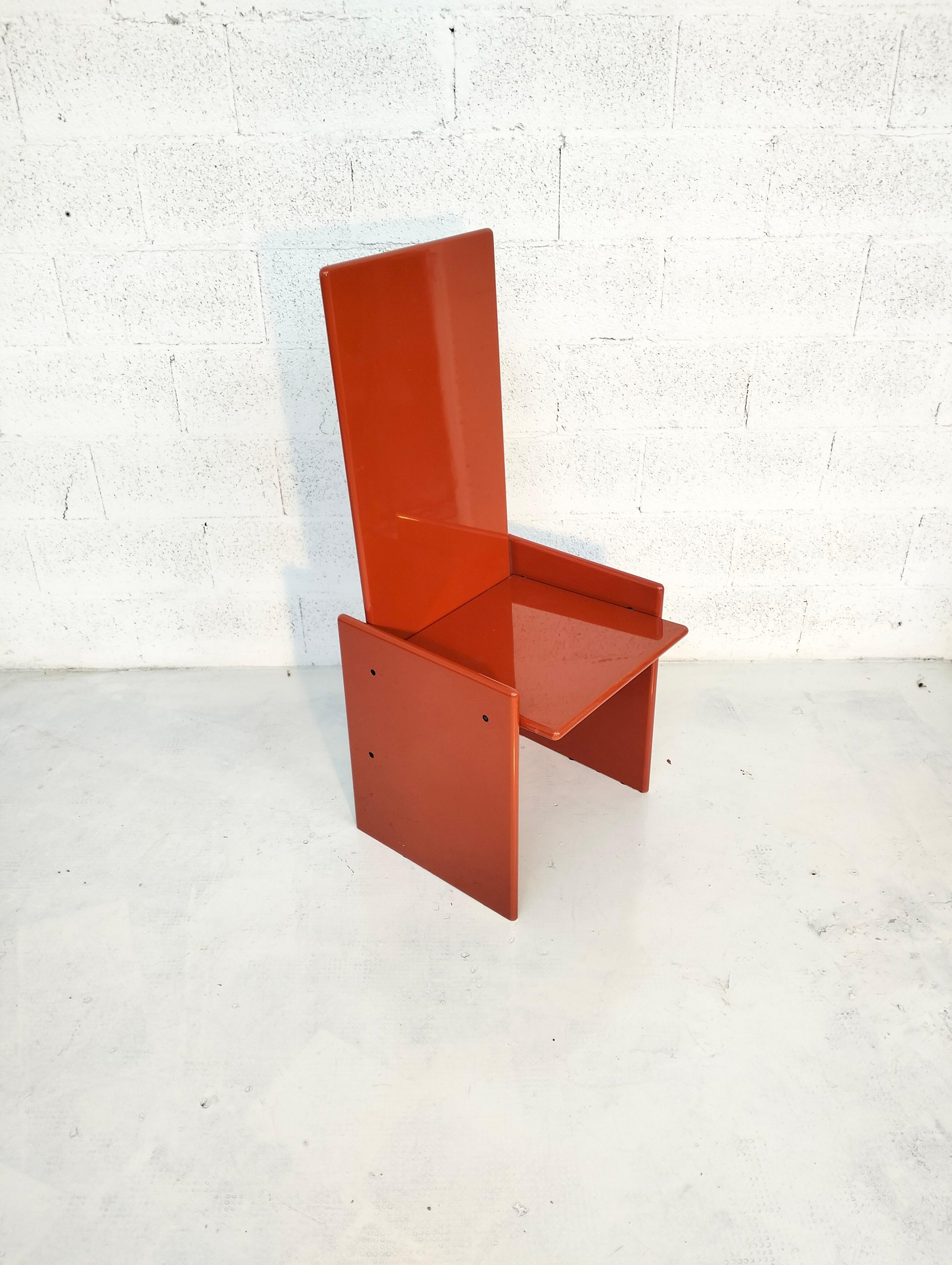 Structure in glossy lacquered wood. The first standard modern piece of furniture on which the glossy lacquer was applied; a timeless chair, composed of slightly rounded panels.

Kazuhide Takahama (Nobeoka, 1930 - Bologna, February 10, 2010 [was a