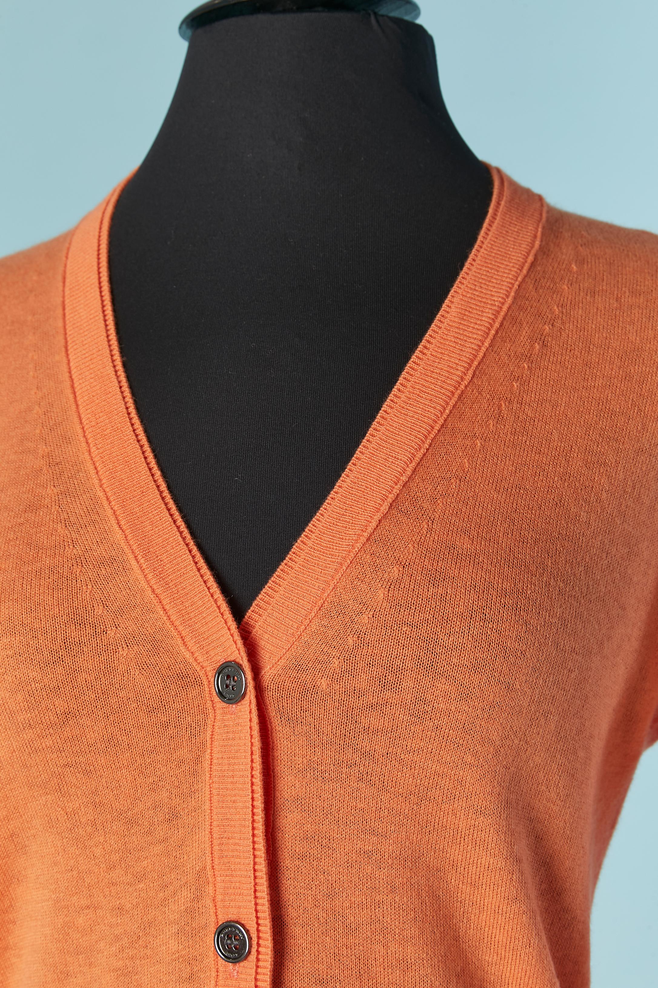 Cardigan en tricot orange. Composition en tricot : 50% coton, 50% cash. 
Neuf avec étiquette. 
Bouton de marque et fermeture à la boutonnière sur le devant. Un bouton supplémentaire est fourni.
TAILLE S 
