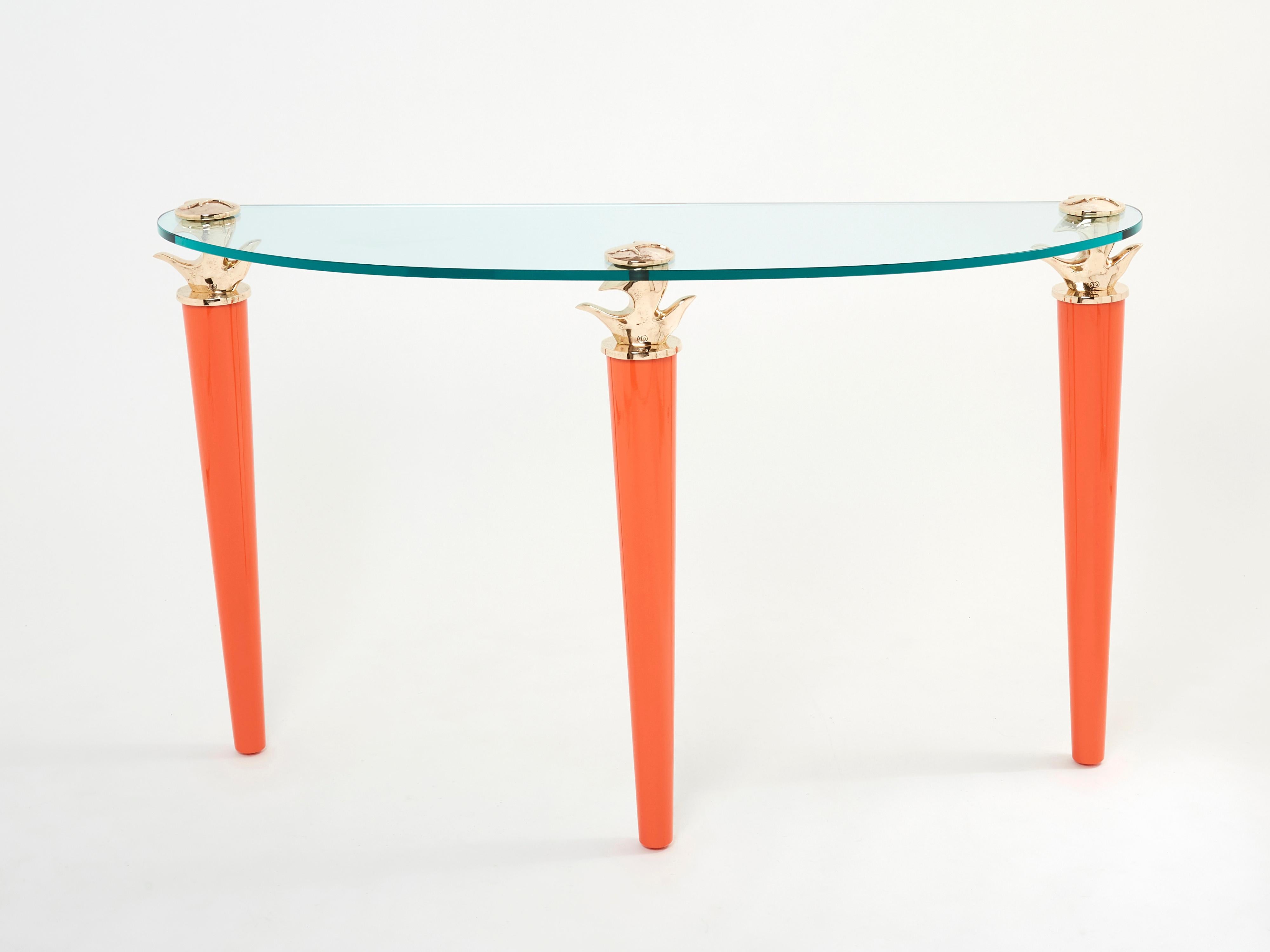 Rare table console signée par Elizabeth Garouste & Mattia Bonetti, modèle Concerto, conçue et réalisée en 1995 par le duo emblématique. Les trois grands pieds sont réalisés dans un beau bois laqué orange surmonté d'éléments en bronze doré, tous