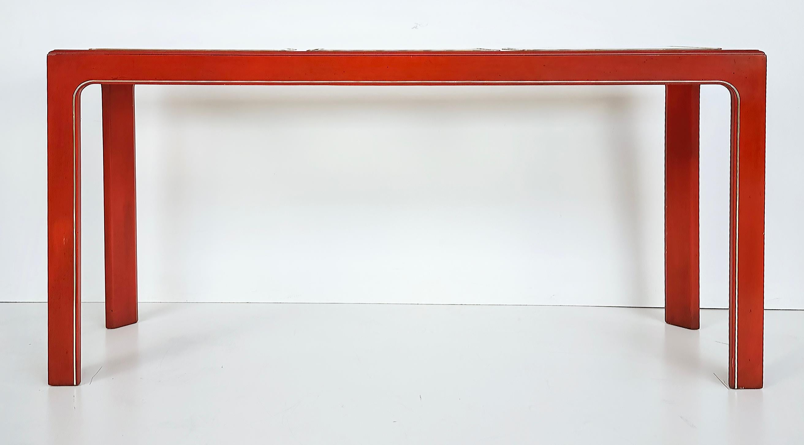 Table console laquée orange avec plateaux en verre biseauté encastrés

Nous proposons à la vente une table console en bois laqué orange, garnie de laiton, avec trois plateaux en bois biseautés.