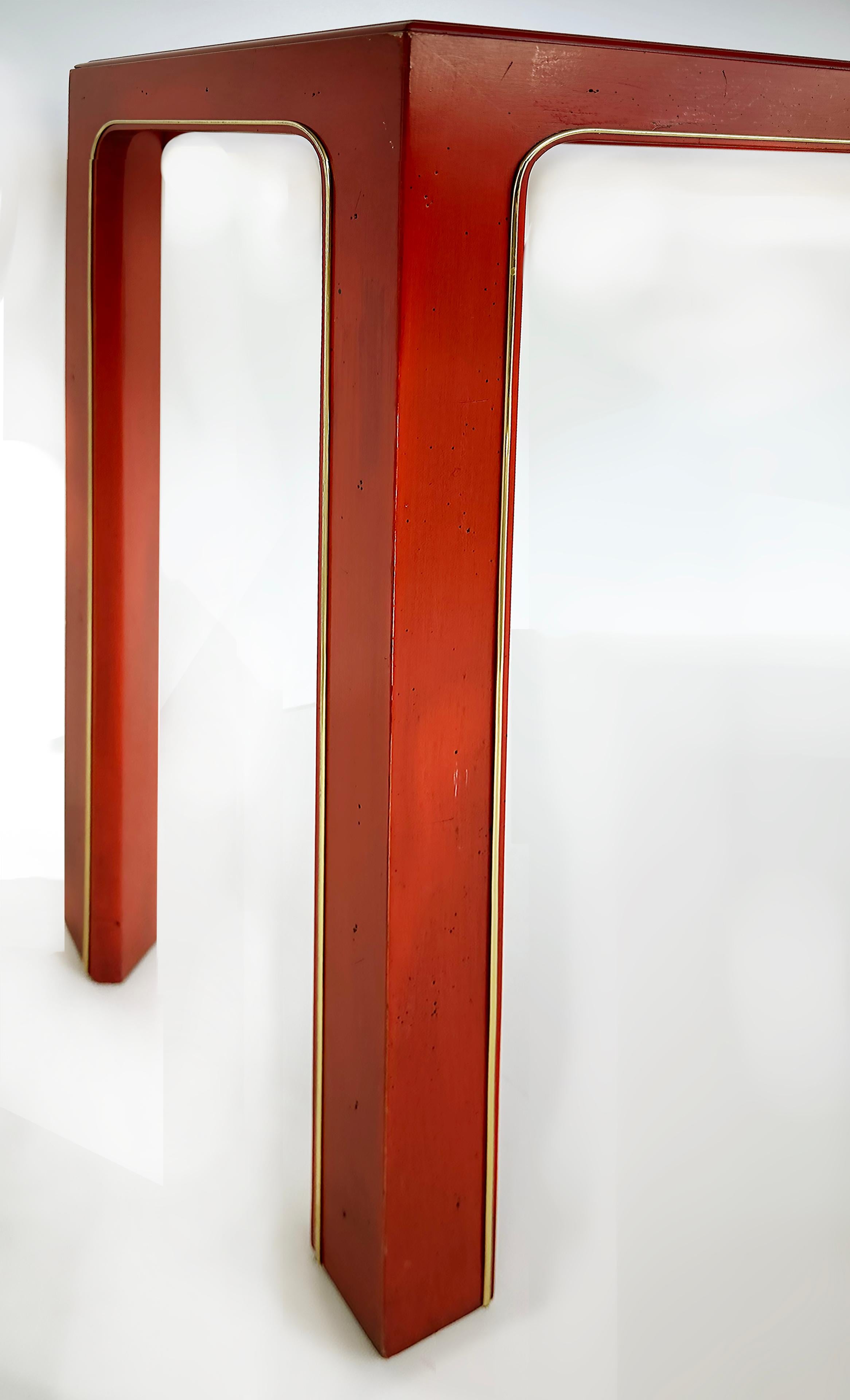 Konsolentisch mit lackiertem Messingbesatz und eingelassenen abgeschrägten Glasplatten in Orange (Holz) im Angebot