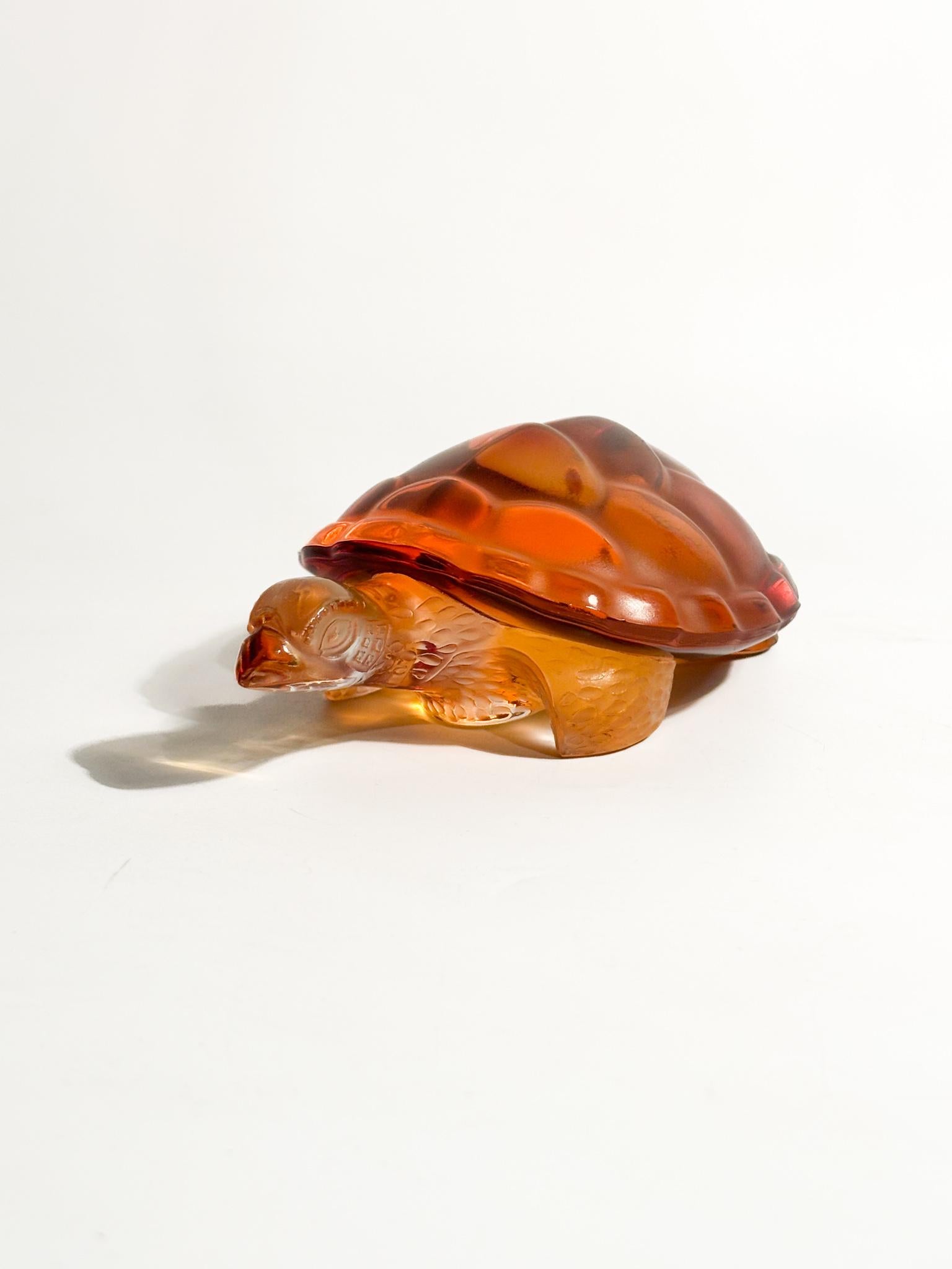 Sculpture de tortue en cristal orange de Lalique, réalisée dans les années 50

Ø cm 10 Ø cm 14,5 h cm 5

Le cristal Lalique désigne la verrerie produite par la marque de luxe française Lalique. Lalique est célèbre pour ses sculptures, vases, bols,