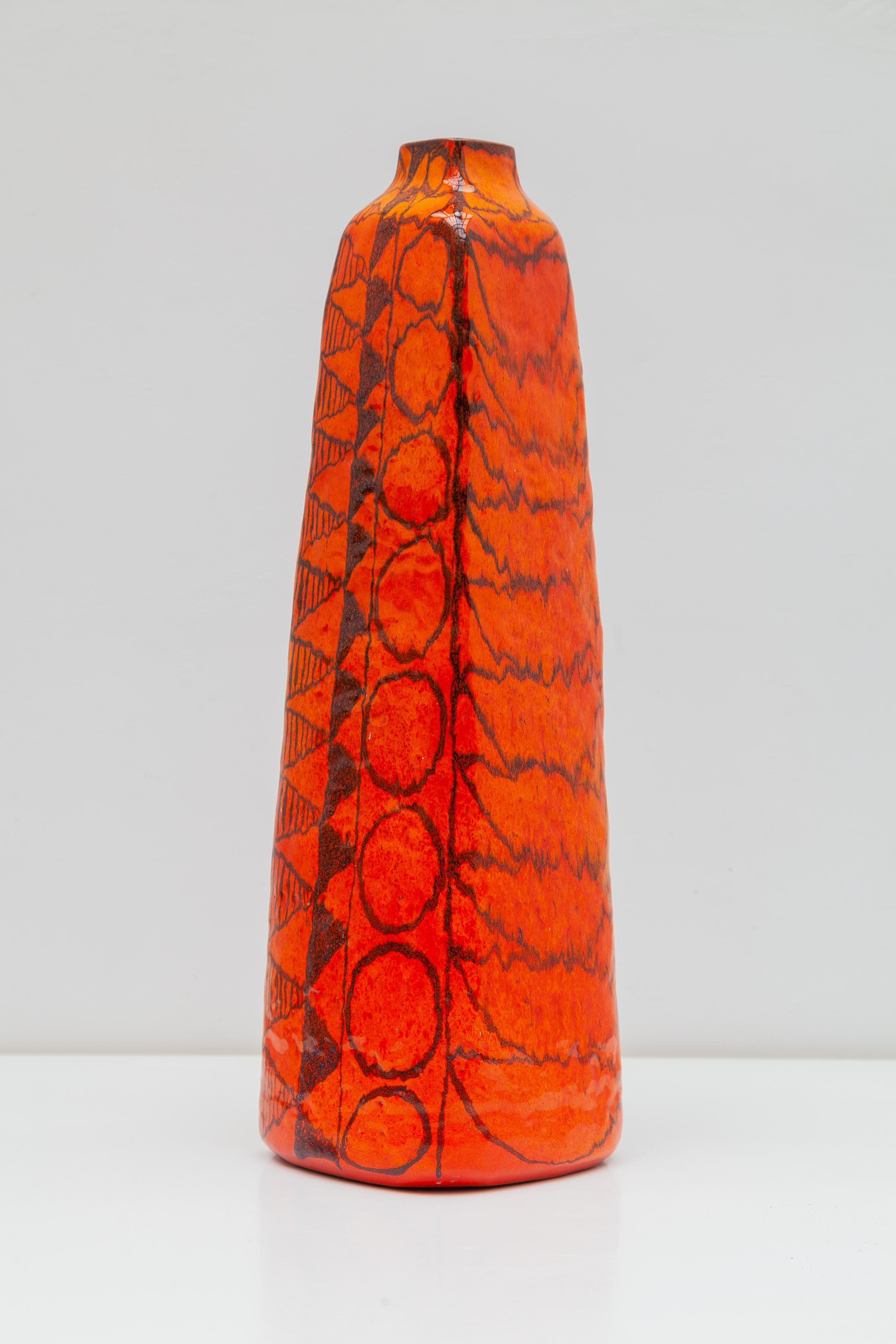 Grand vase vintage du milieu du siècle en style Amphora fabriqué par Torviscosa, Italie, années 1960. Émaux bicolores, orange vif et dessin géométrique noir. L'intérieur est lisse avec une glaçure noire. 
Signé sur la face inférieure avec les