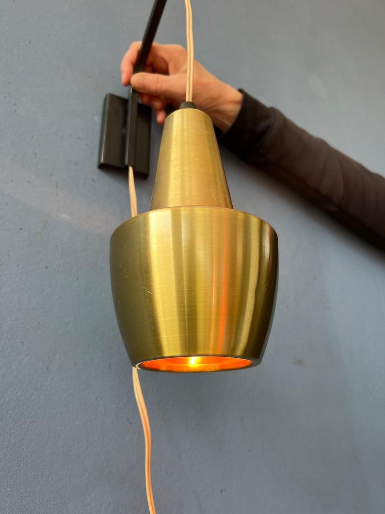 Dänische Mid-Century-Wandleuchte „Rod“ mit orangefarbener Leuchte, Space Age (Metall) im Angebot