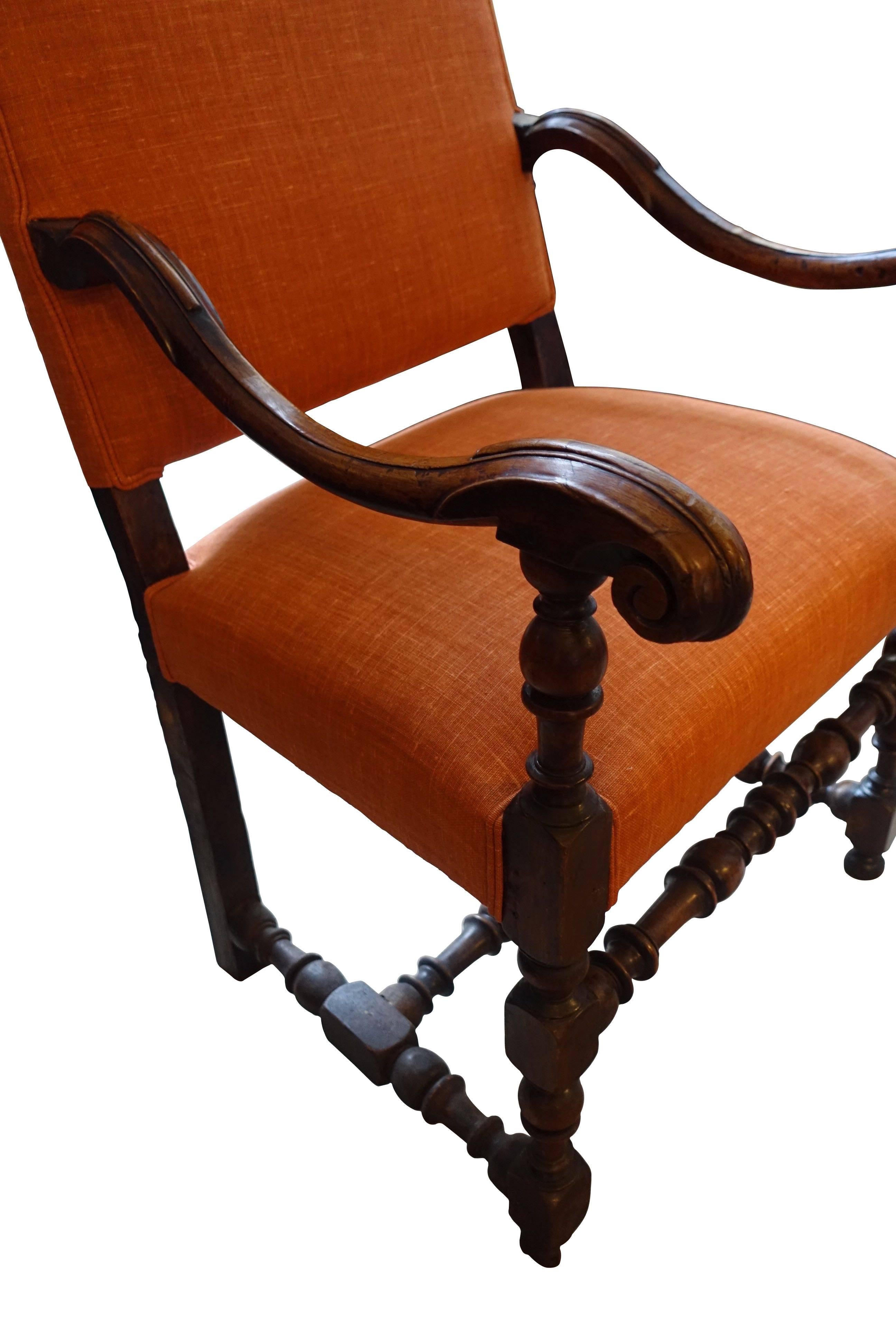 Paar italienische Sessel mit hoher Rückenlehne aus orangefarbenem Leinen und Nussbaumholzrahmen, 18. Jahrhundert (Italienisch) im Angebot