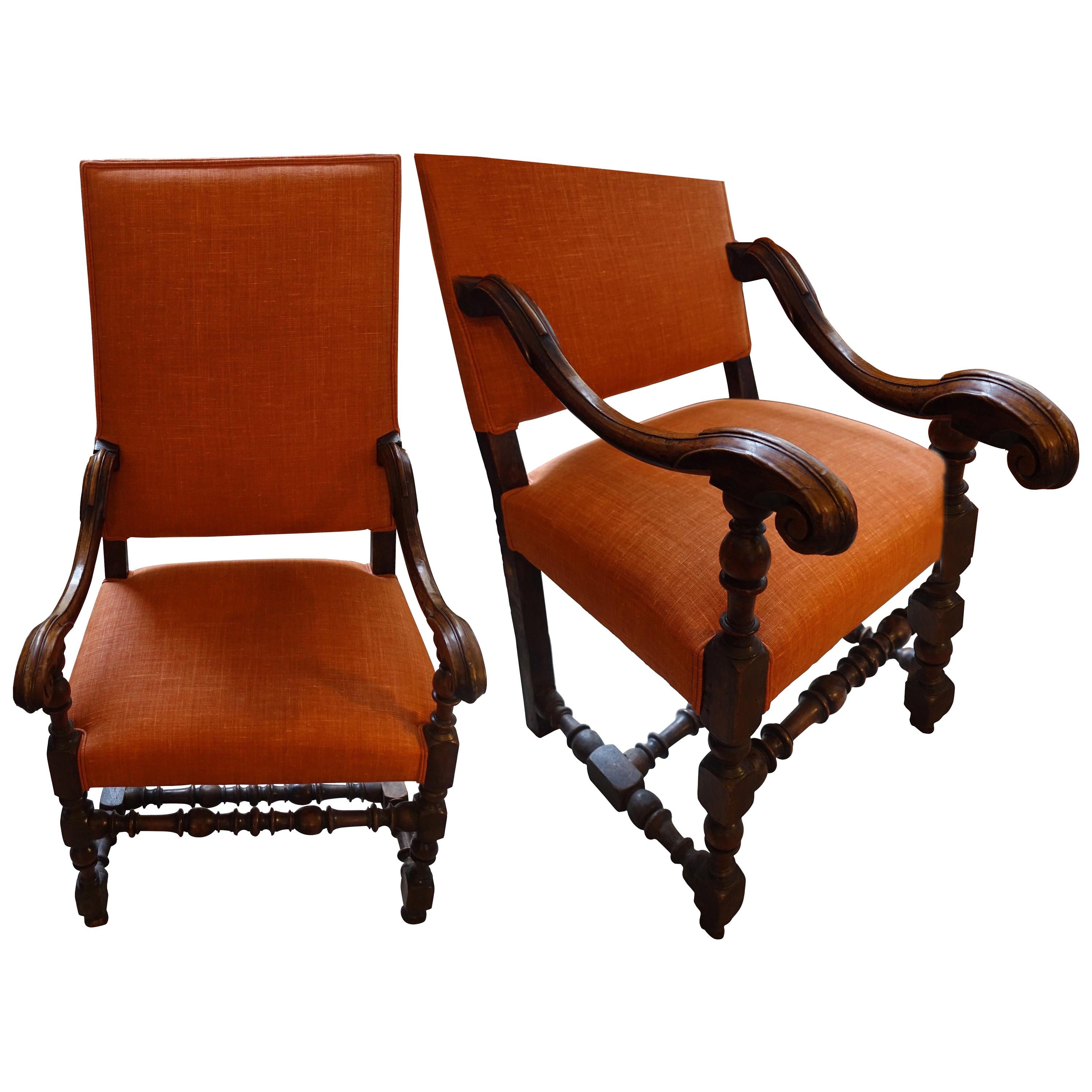 Paar italienische Sessel mit hoher Rückenlehne aus orangefarbenem Leinen und Nussbaumholzrahmen, 18. Jahrhundert