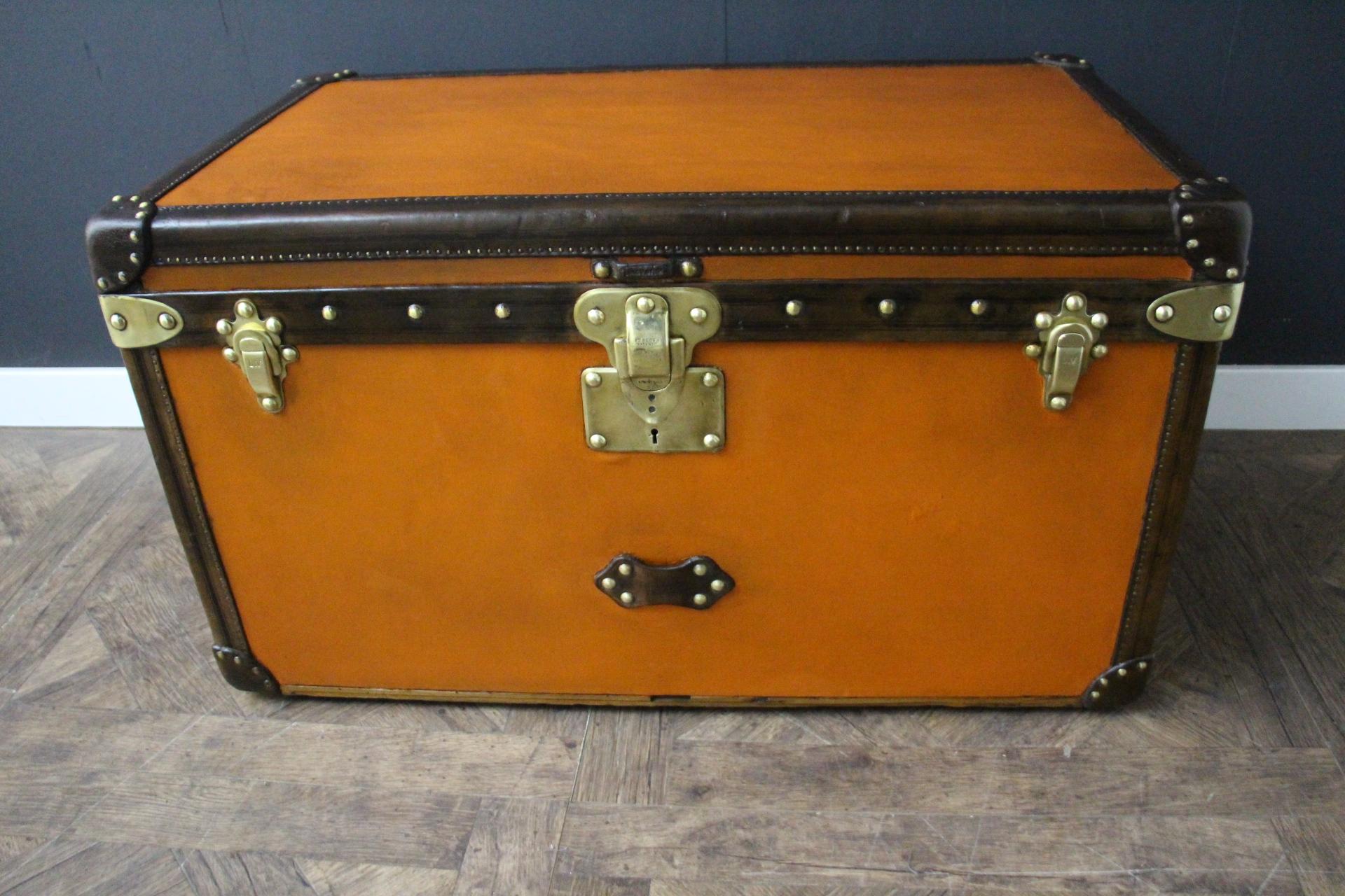 This magnificent little Louis Vuitton courrier trunk features the very sought after orange canvas , Louis Vuitton stamped solid brass locks, studs and latches as well as beautiful large side handles in leather. It also has got all chocolate leather