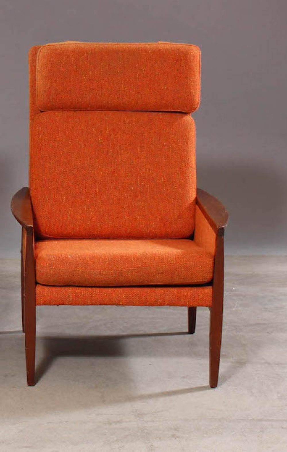 Mahogany high armchairs with removable cushions upholstered in orange fabric.
Measures: H 105 cm, B 85 cm, D 78 cm.
Danish furniture manufacturer.
Some scratches.