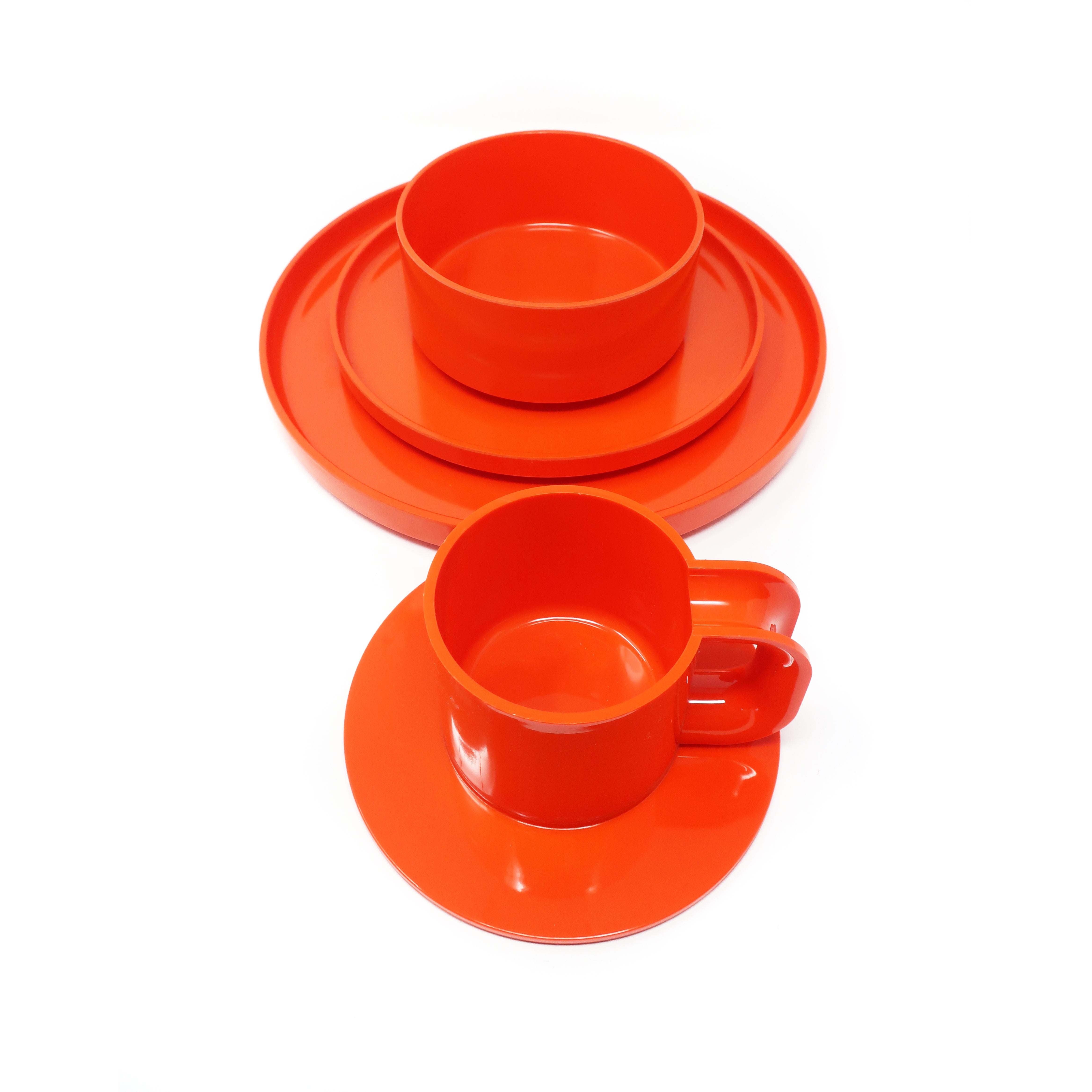 Italian Orange Massimo Vignelli for Heller Dinnerware, Set of 31 Pieces