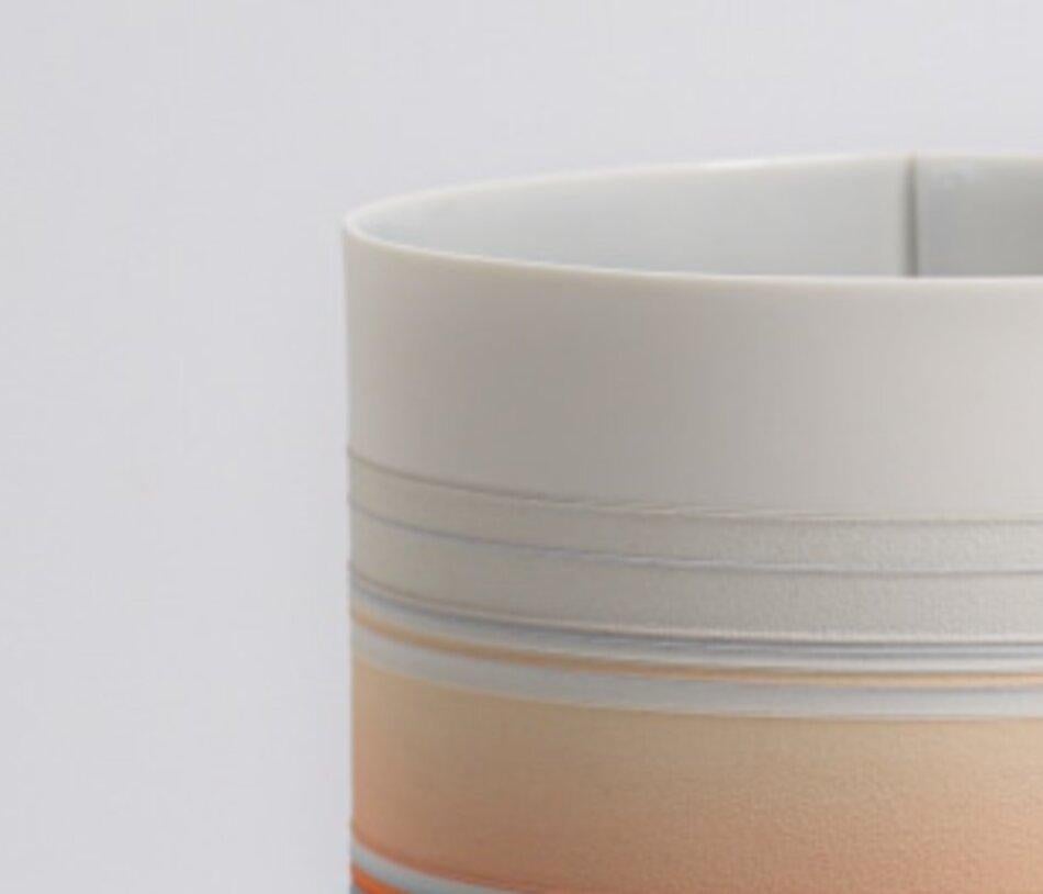 Rachel Foxwell è un'artista e scultrice contemporanea nota per le sue opere profondamente tattili ed emotivamente risonanti. La sua pratica è incentrata su materiali organici - argilla, tessuti, legno - che trasforma in forme astratte che esplorano